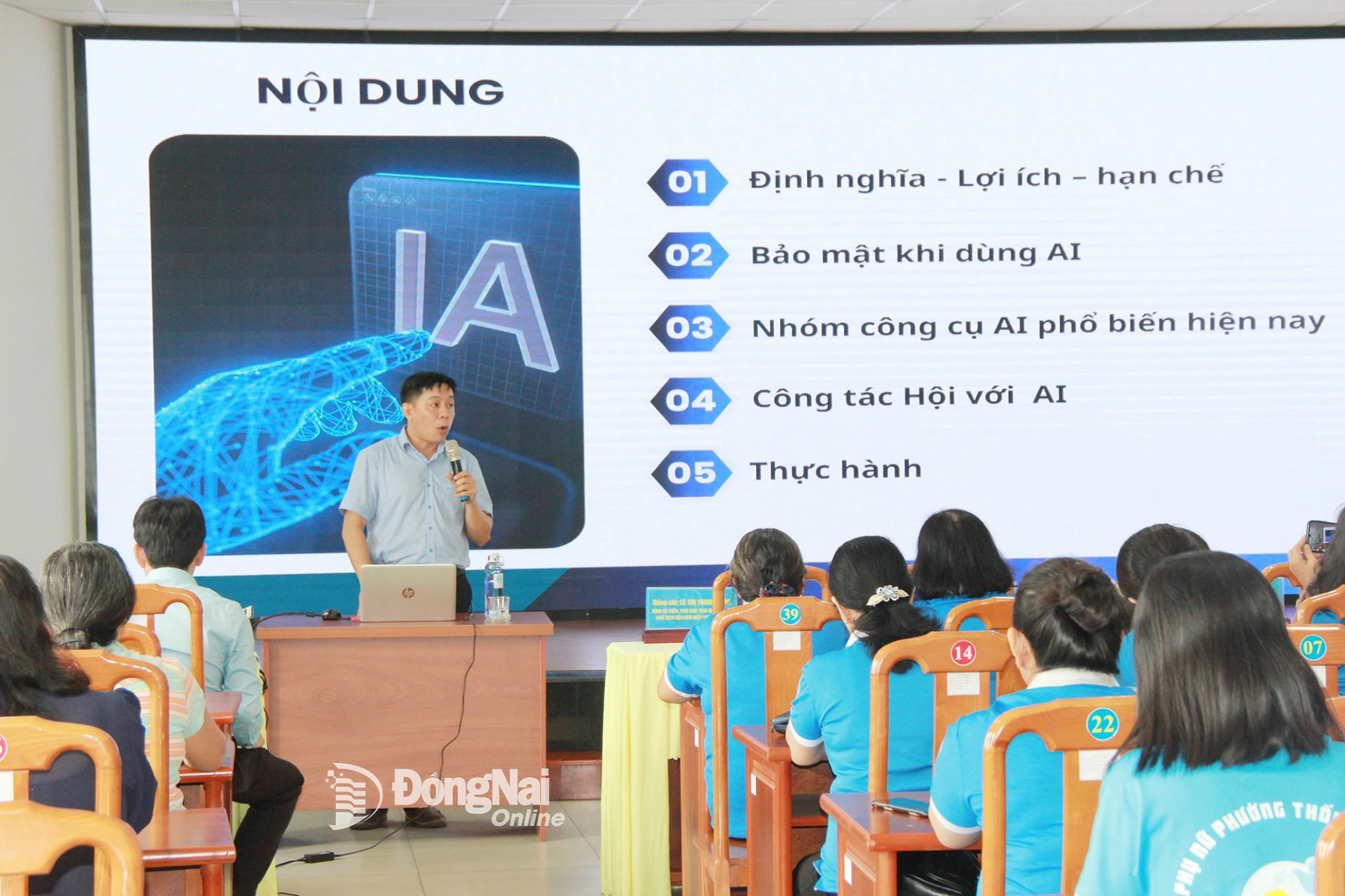 Officials and members of the provincial women’s union receive training on using artificial intelligence in union activities. Photo: Nga Son