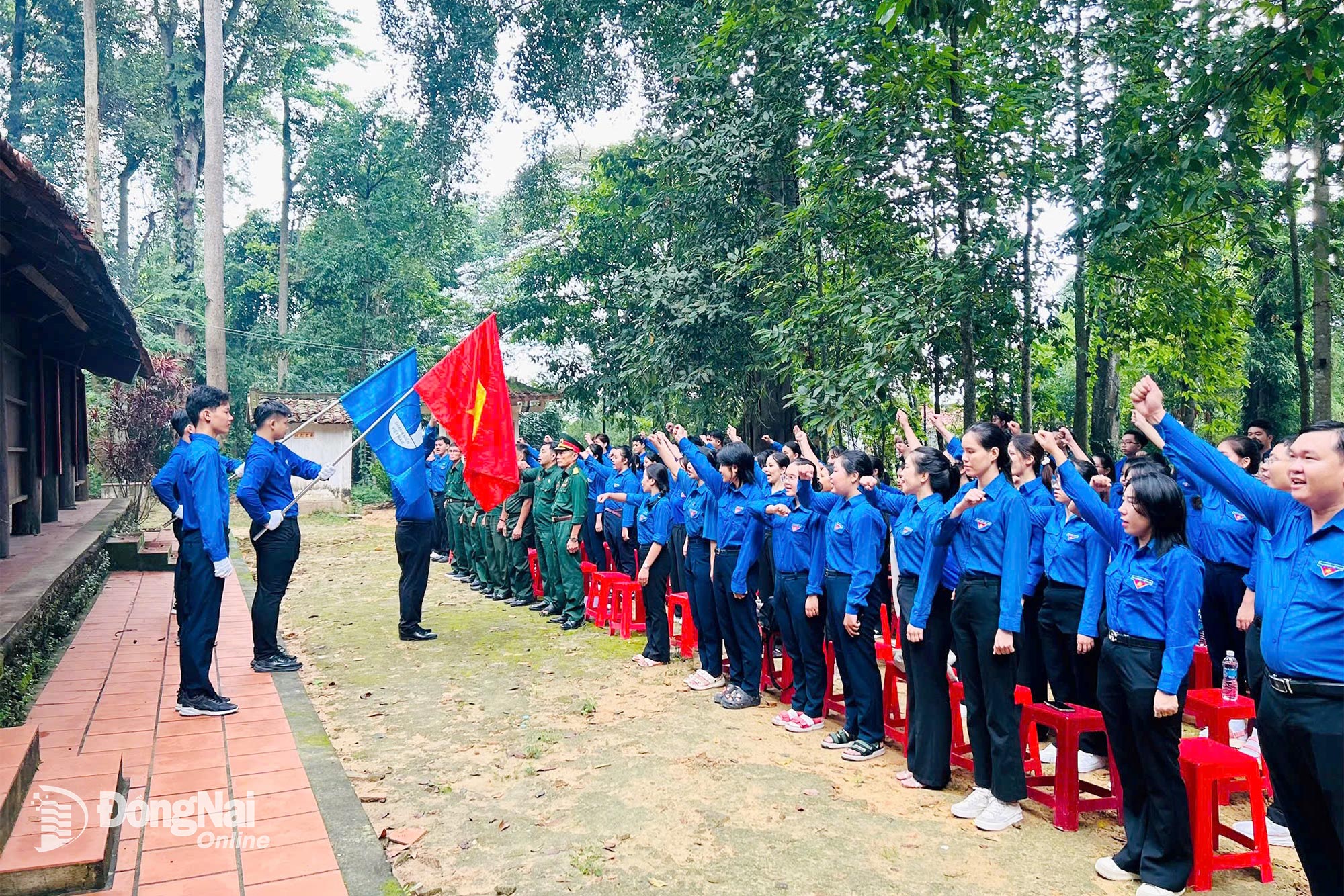 Cadres, union members, association members, and youth of Nhon Trach commune participate in the flag-raising ceremony I love my Fatherland. Photo: Provided by Unit