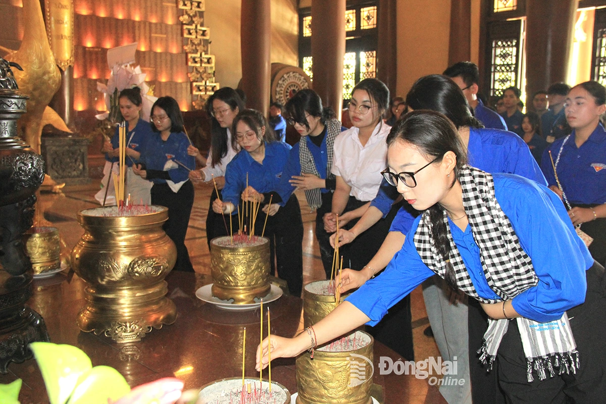 Đoàn viên, thanh niên tỉnh Đồng Nai dâng hương tưởng nhớ các anh hùng liệt sĩ tại Đền tưởng niệm Bến Dược (Thành phố Hồ Chí Minh) trong Hành trình Theo bước chân những người anh hùng do Hội Sinh viên tỉnh Đồng Nai tổ chức. Ảnh: Nga Sơn