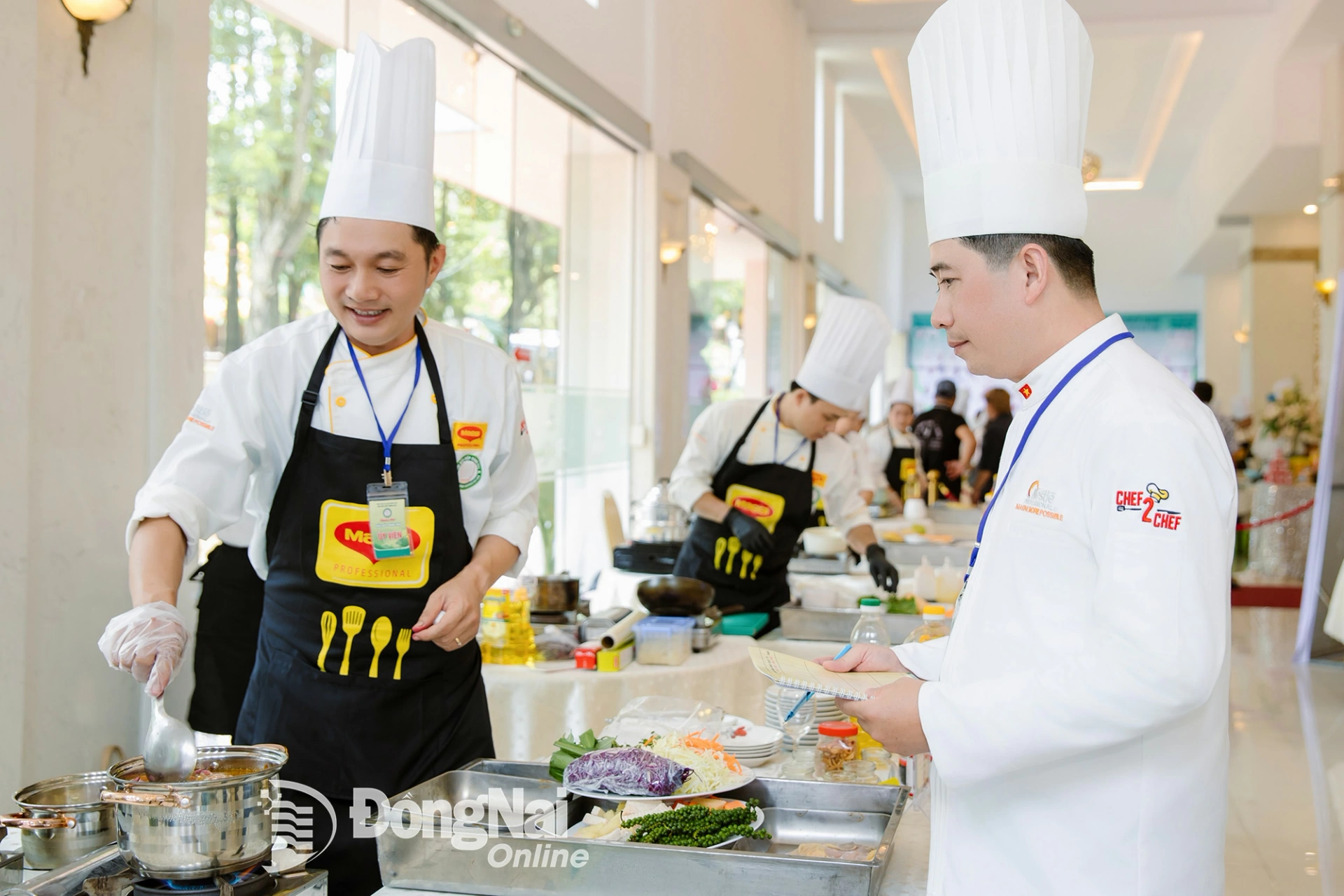 The judging panel scores the dishes competing in the cooking contest at the Dong Nai Culinary Festival 2025.

