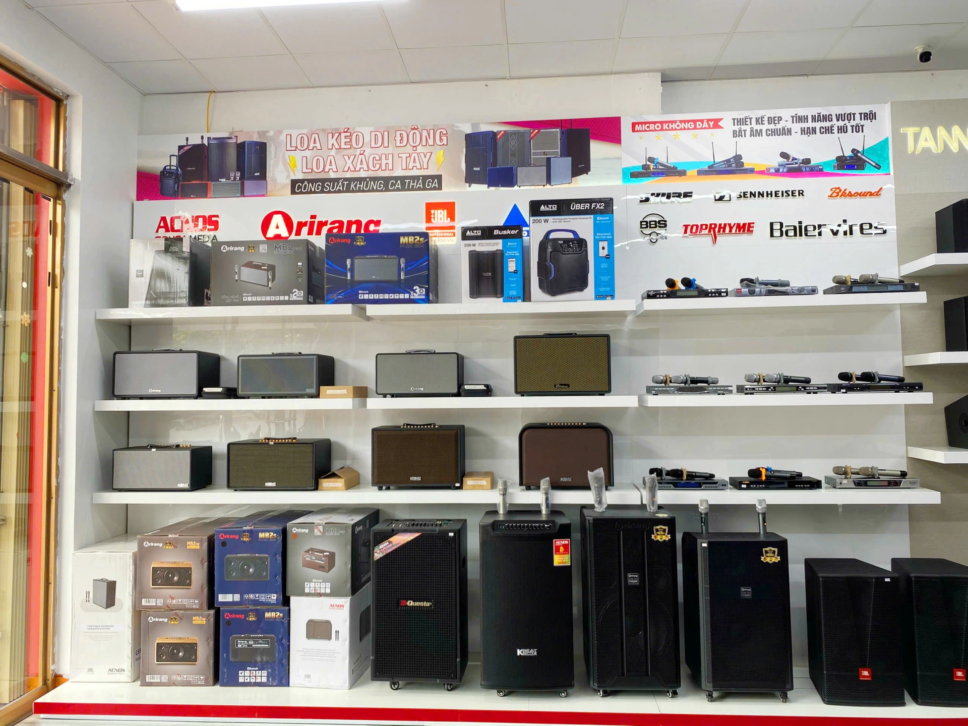 Đa dạng mẫu mã loa kéo, loa karaoke xách tay.