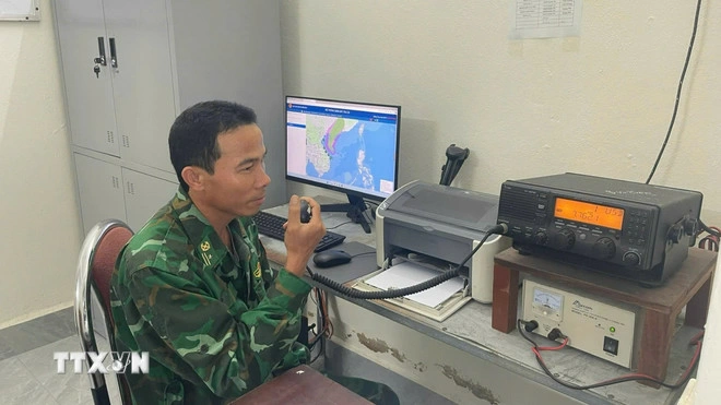 Bộ đội Biên phòng các đồn, trạm tại tỉnh Quảng Trị sắp xếp, kêu gọi tàu thuyền vào bờ tránh, trú bão