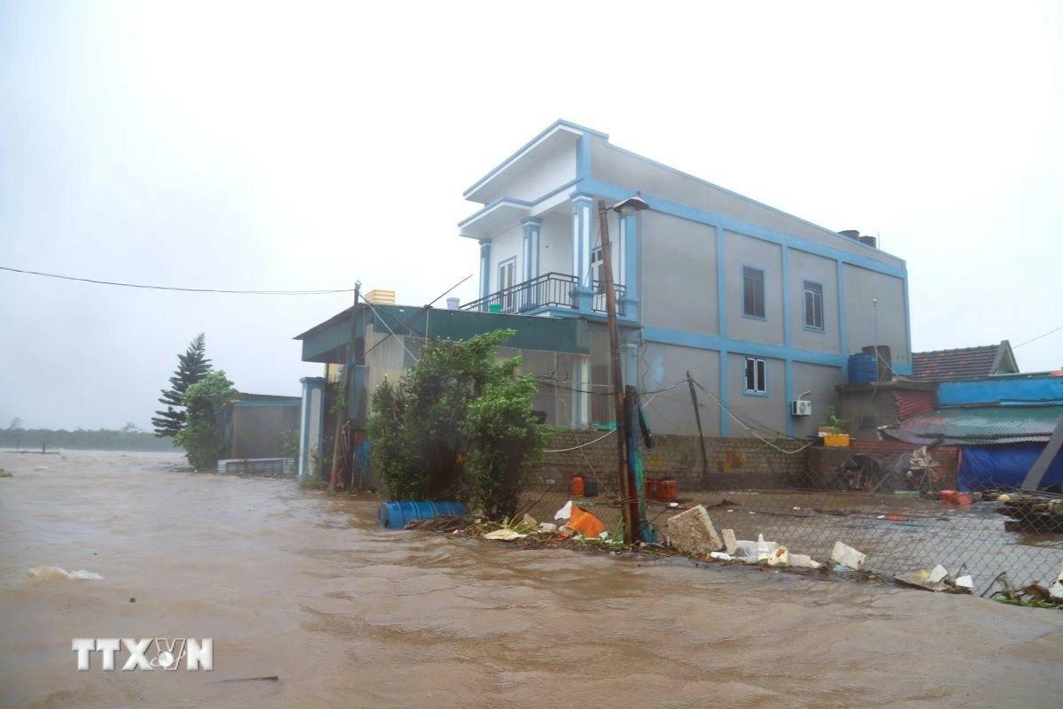 Khu vực dân cư gần cửa biển Lạch Vạn thuộc xóm Ngọc Minh (xã Diễn Châu, tỉnh Nghệ An) bị ngập nặng do nước biển dâng. (Ảnh: Xuân Tiến/TTXVN)