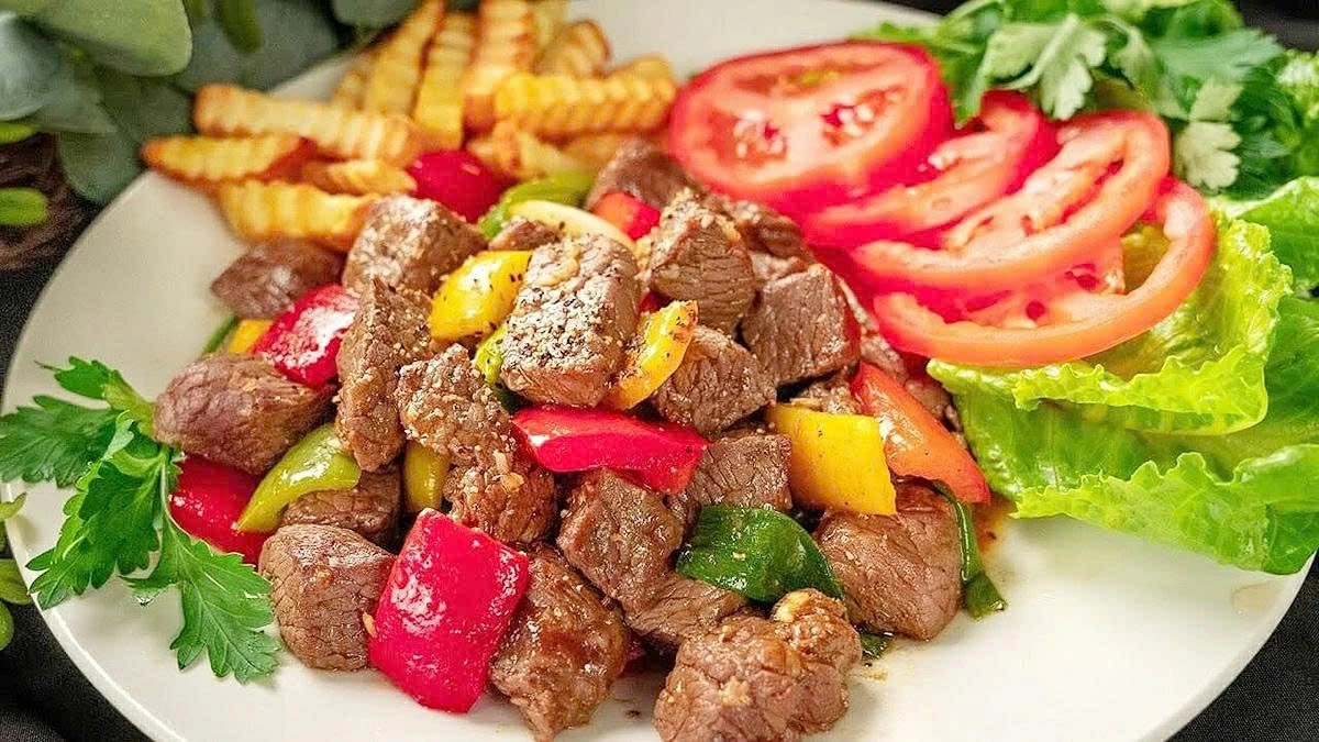 Bò lúc lắc (Vietnamese shaking beef) ranks 12th among the Top 100 Southeast Asian meat dishes. (Image: Internet)