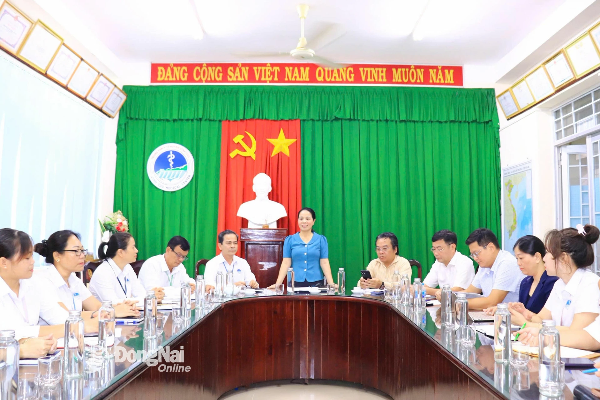 Director of the Dong Nai Department of Health Do Thi Nguyen speaks at the working session with the Vinh Cuu Regional Medical Center. Photo: Mai Lien

