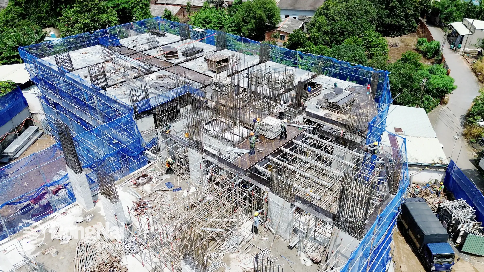 Dự án Fresia Riverside đang triển khai xây dựng sẽ ưu tiên dành 300 căn hộ cho cán bộ, công chức, viên chức nhà nước thuộc diện sáp nhập được mua. Ảnh: Hoàng Lộc