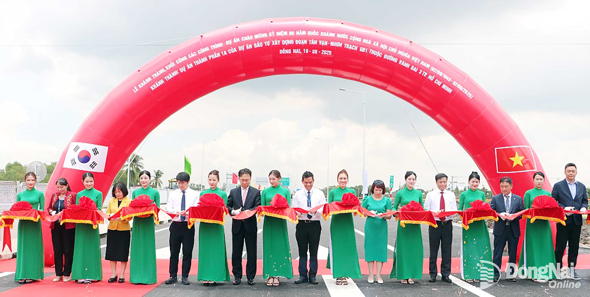 Các đại biểu thực hiện nghi thức cắt băng khánh thành Dự án Thành phần 1A. Ảnh: Phạm Tùng