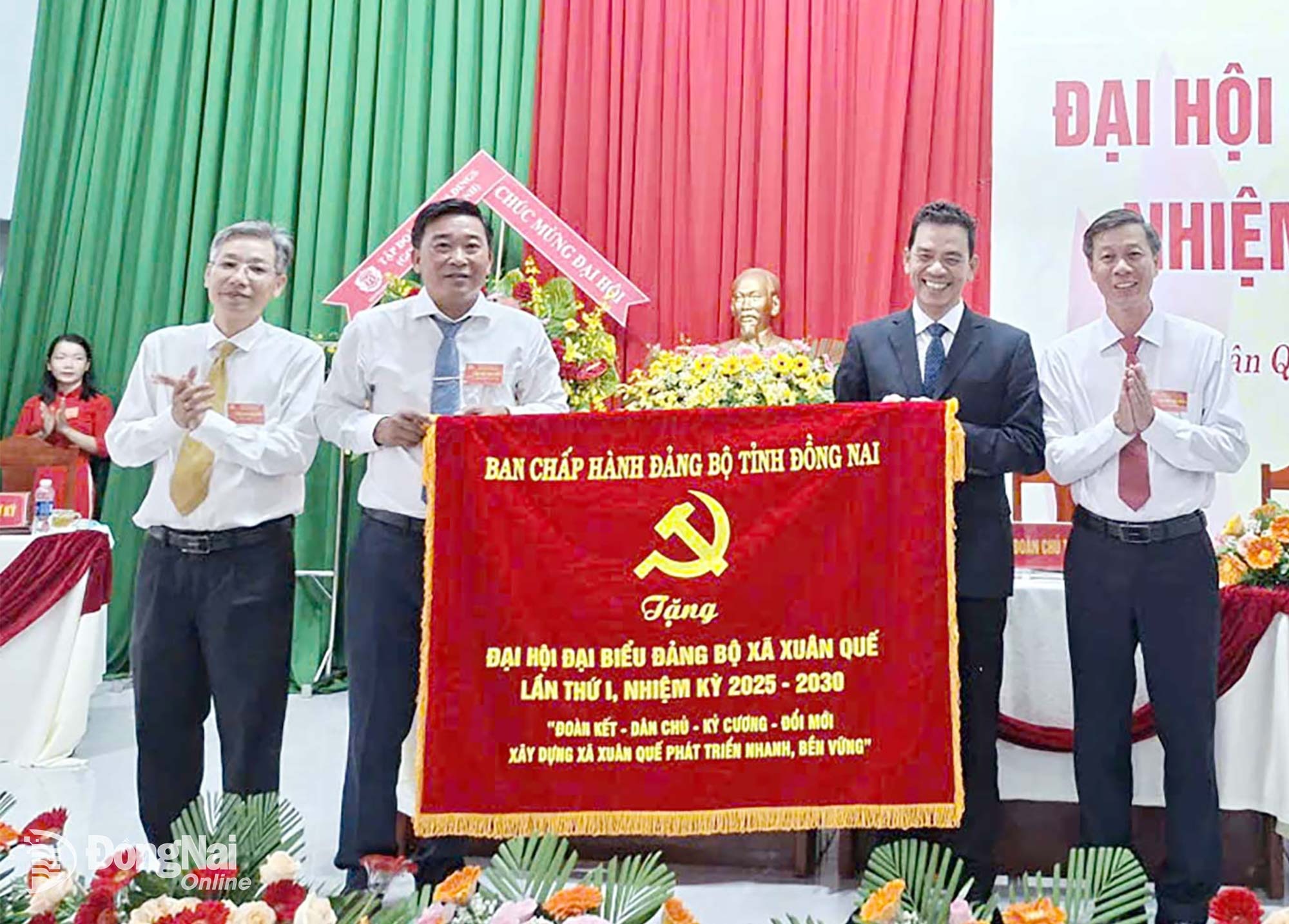 Member of the Provincial Party Standing Committee and Head of the Dong Nai Provincial Party Committee’s Inspection Commission Tran Trung Nhan presents a flower basket and a banner from the Provincial Party Executive Committee to the congress. Photo: Contributor