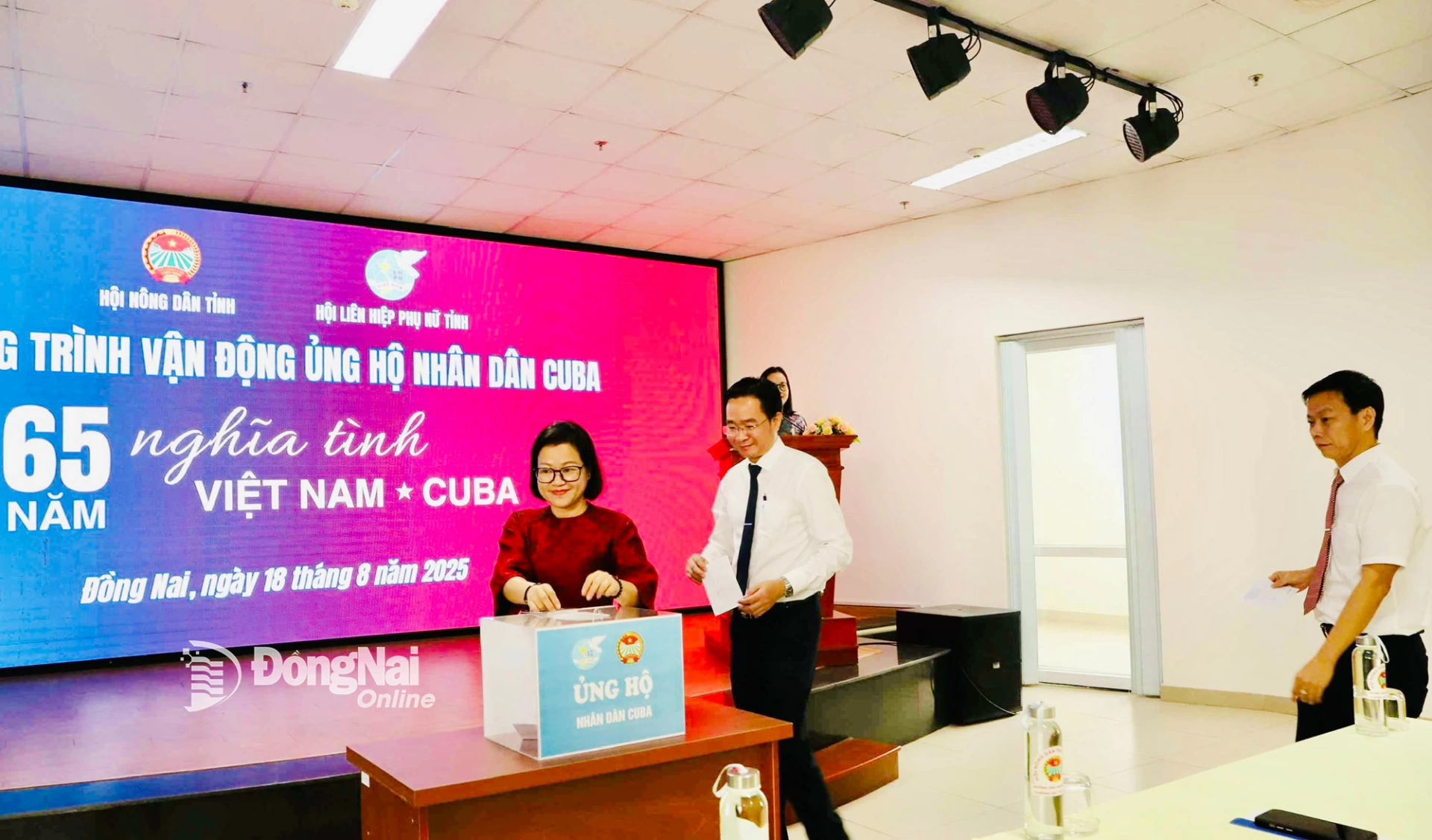 Cán bộ, công chức, người lao động của Hội Nông dân tỉnh và Hội LHPN tỉnh Đồng Nai đóng góp ủng hộ nhân dân Cuba. Ảnh: Bình Nguyên