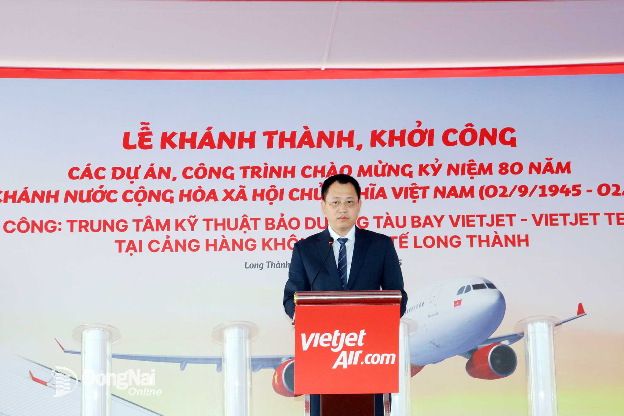 Phó Cục trưởng Cục Hàng không Việt Nam Đỗ Hồng Cẩm phát biểu tại buổi lễ. Ảnh: Vương Thế