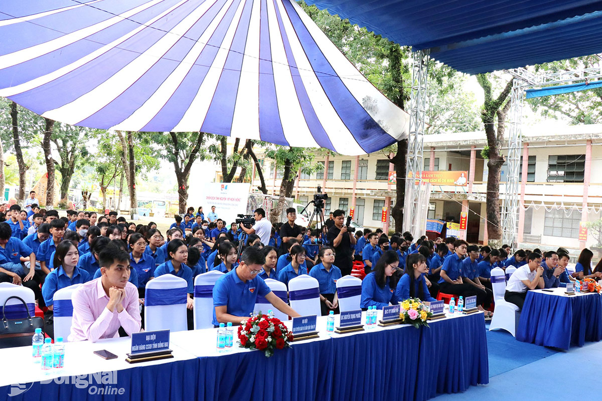 Đại biểu và đoàn viên, thanh niên tham dự lễ phát động. Ảnh: Ngọc Huyền
