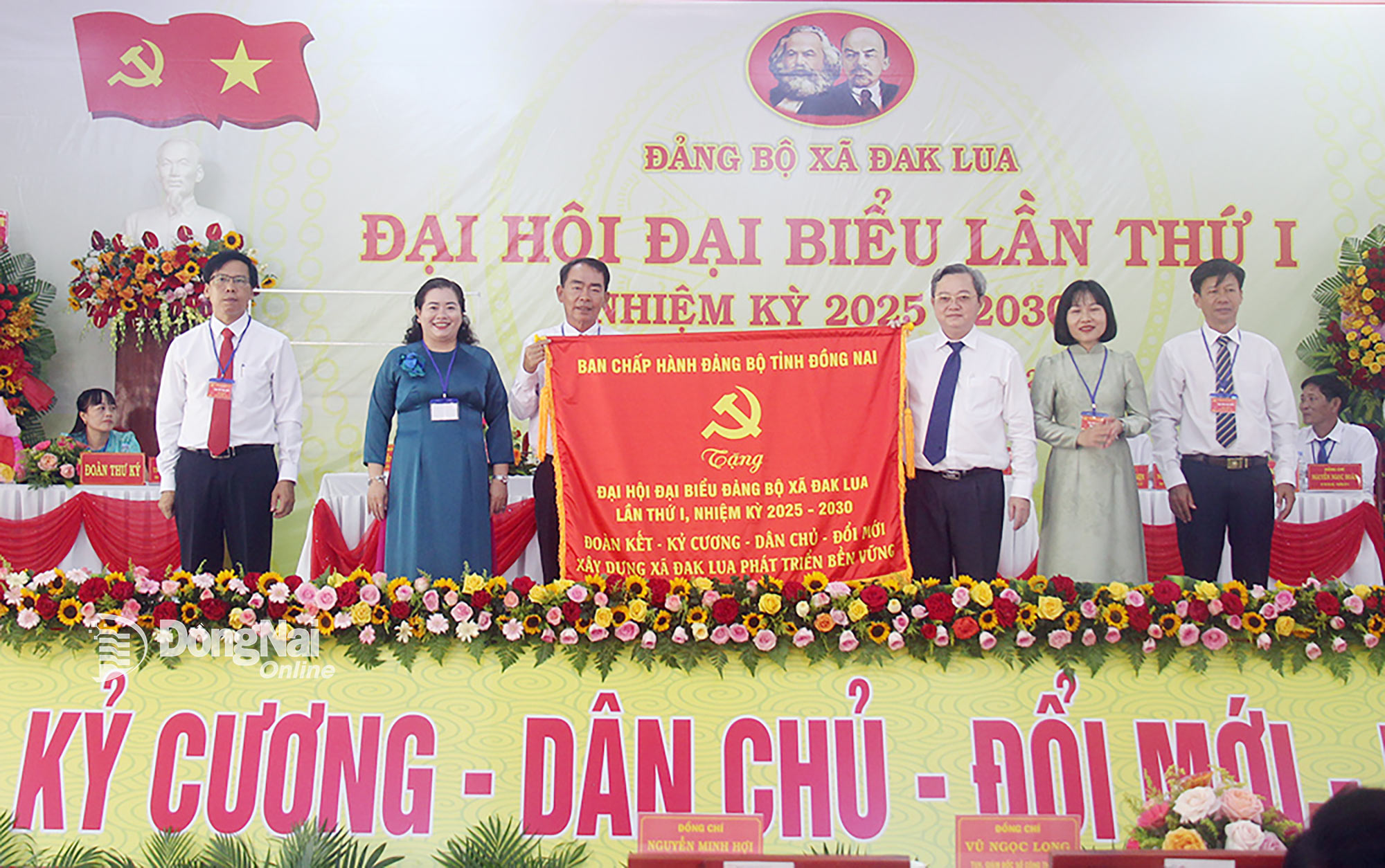 Member of the Standing Committee of the Provincial Party Committee and Head of the Provincial Party Committee’s Internal Affairs Commission Nguyen Minh Hoi presented the Party Committee of the province’s banner to the congress. Photo: Hai Quan