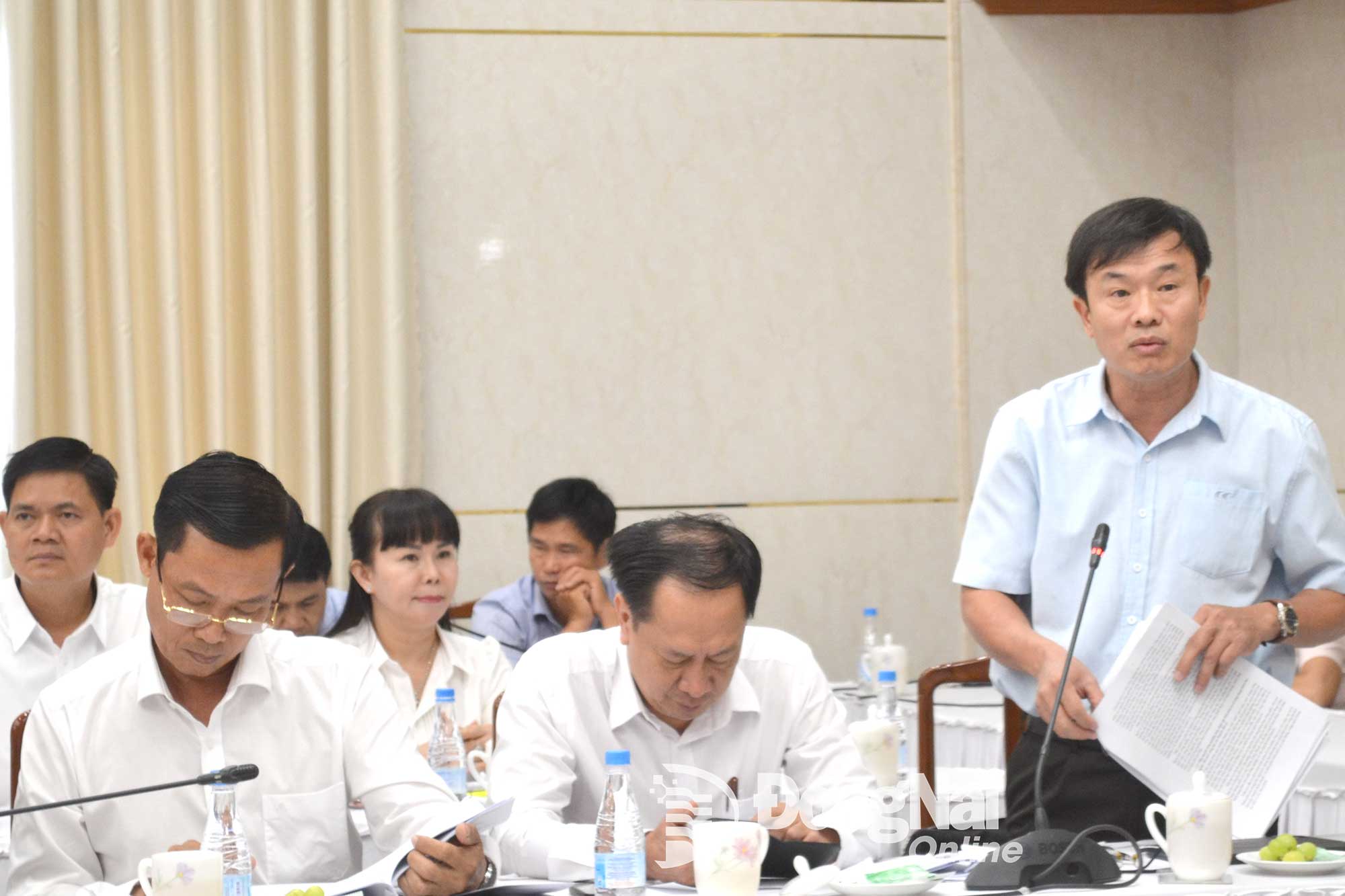 Secretary of Ho Nai Ward Party Committee, Nguyen Quoc Vu, contributes comments on the draft document of the Dong Nai Provincial Party Congress for the 2025-2030 term at the Conference on collecting comments from Party Committee Secretaries of communes and wards in the province. Photo: Phuong Hang