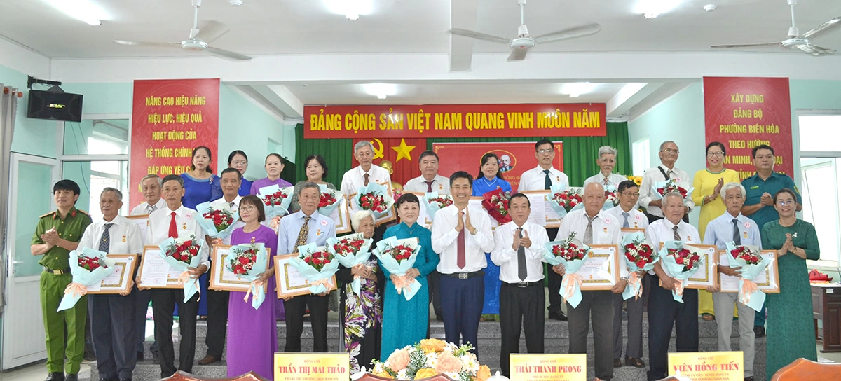 Các đồng chí lãnh đạo phường Biên Hòa chúc mừng 24 đảng viên của Đảng bộ phường được trao tặng Huy hiệu Đảng đợt 2-9. Ảnh: Phương Hằng