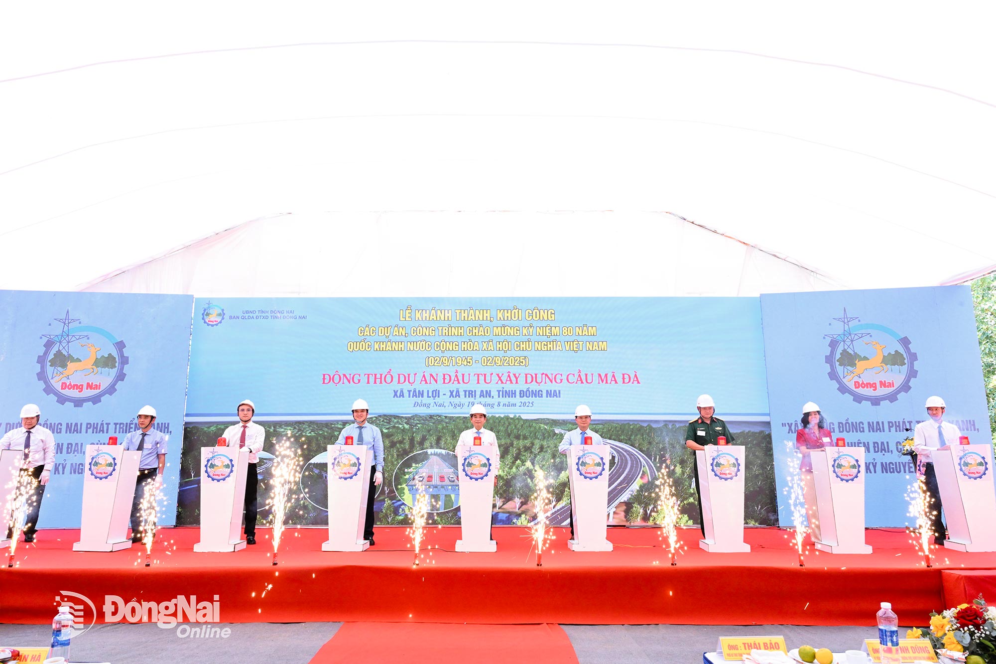 Các đồng chí: Thái Bảo (giữa), Phó Bí thư Tỉnh ủy, Trưởng ban Tổ chức Tỉnh ủy, Bí thư Đảng ủy các cơ quan Đảng tỉnh Đồng Nai; Hà Anh Dũng 
(thứ 4, từ phải qua), Ủy viên Ban Thường vụ Tỉnh ủy, Phó Chủ tịch Thường trực Ủy ban MTTQ Việt Nam tỉnh Đồng Nai; Hồ Văn Hà (thứ 4, từ trái qua), 
Tỉnh ủy viên, Phó Chủ tịch UBND tỉnh Đồng Nai; đại diện đơn vị thi công và nhà đầu tư bấm nút động thổ Dự án Đầu tư xây dựng cầu Mã Đà. Ảnh: Trung Quang
