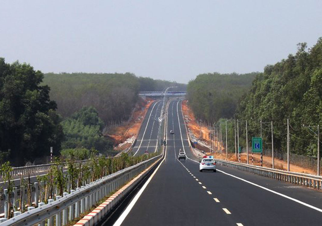 Vehicles travel on the HCMC-Long Thanh-Dau Giay Expressway, which connects HCMC and neighboring Dong Nai Province – PHOTO: ANH QUAN