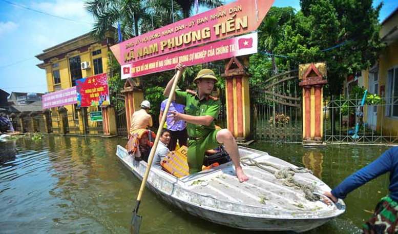 Mưa lũ về, lực lượng công an được huy động mức tối đa để thực hiện các công tác cứu hộ, bảo đảm an ninh, giúp dân trong mưa lũ. Bão lũ đi qua, họ lại có mặt để giúp dân khắc phục những hậu quả thiên tai để lại