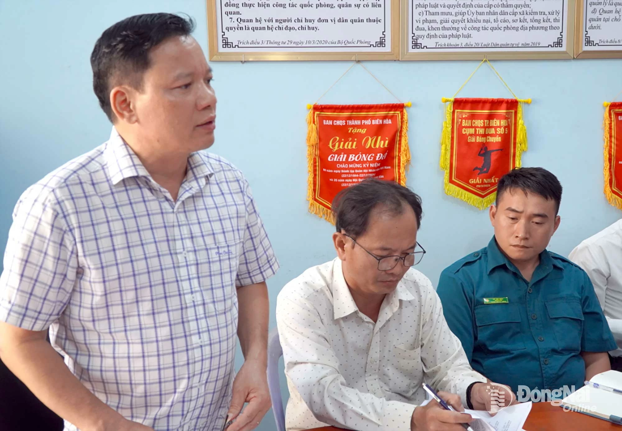 

Phó Chủ tịch UBND phường Phước Tân Nguyễn Quốc Phương đề nghị các chủ sở chấp hành nghiêm quyết định cưỡng chế, khắc phục hậu quả để tránh thiệt hại về tài sản khi cơ quan nhà nước cưỡng chế theo quy định. Ảnh: Thành Nhân