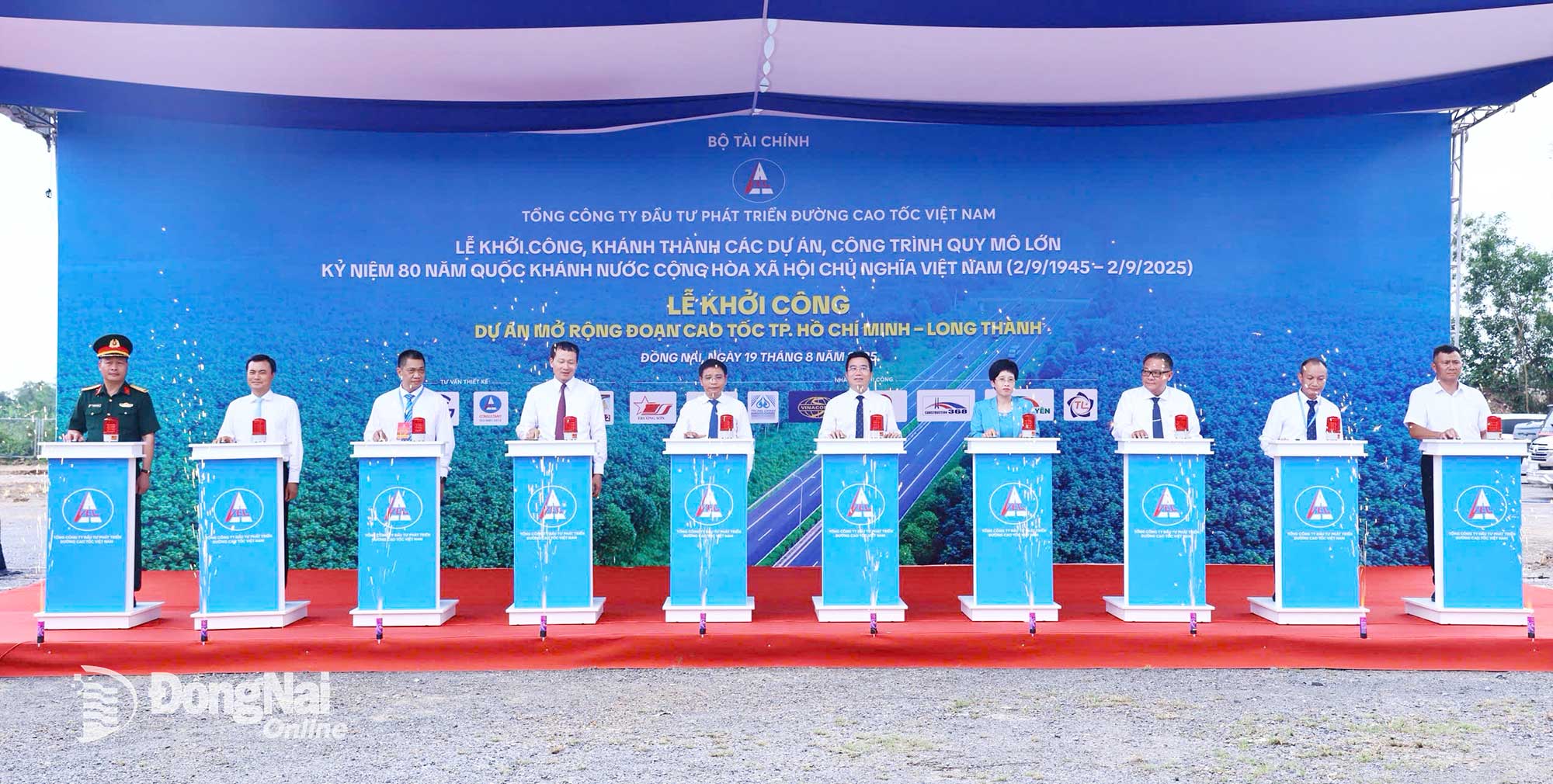 Delegates press the button to start the Ho Chi Minh City - Long Thanh - Dau Giay Expressway Expansion Project on August 19, 2025. This initiative is one of 8 projects selected by Dong Nai province for groundbreaking and inauguration to celebrate the 80th anniversary of the successful August Revolution and National Day (September 2). File photo


