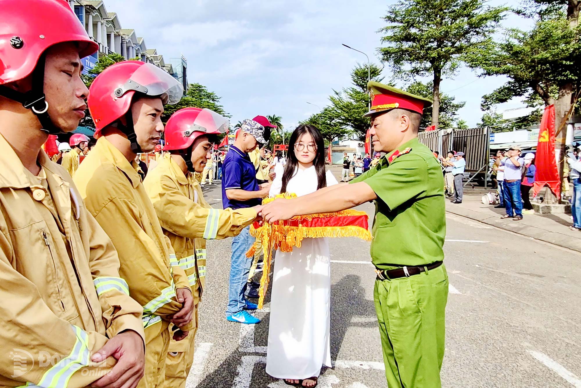 A representative of the Dong Nai Provincial Steering Committee for Fire Prevention, Fighting and Rescue presents flowers to congratulate the participating teams at Emulation Cluster No. 3 (including units in 5 communes: Xuan Duong, An Phuoc, Long Thanh, Binh An, Long Phuoc). Photo: CTV