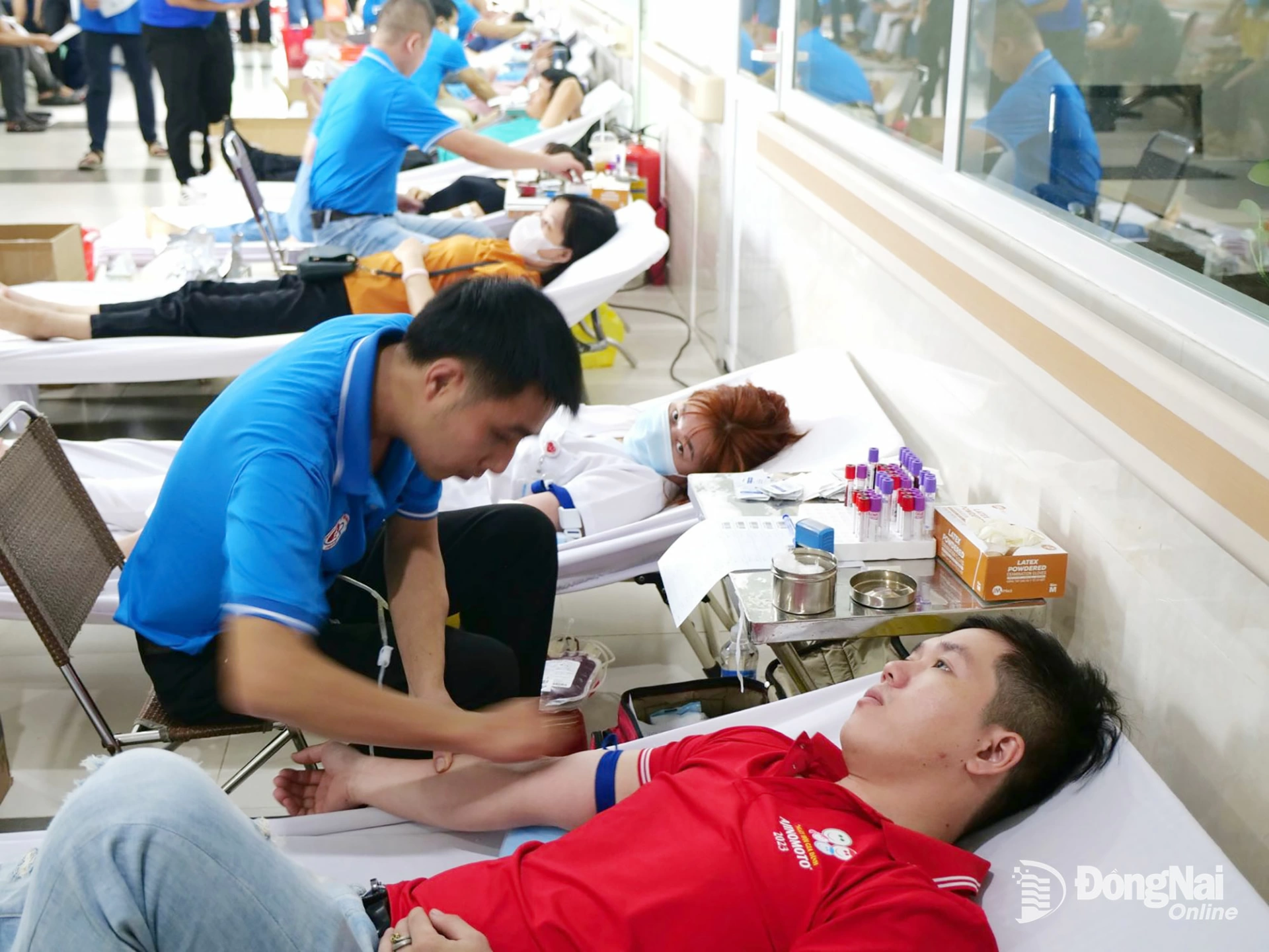 A large number of people participate in the voluntary blood donation. Photo: Hạnh Dung