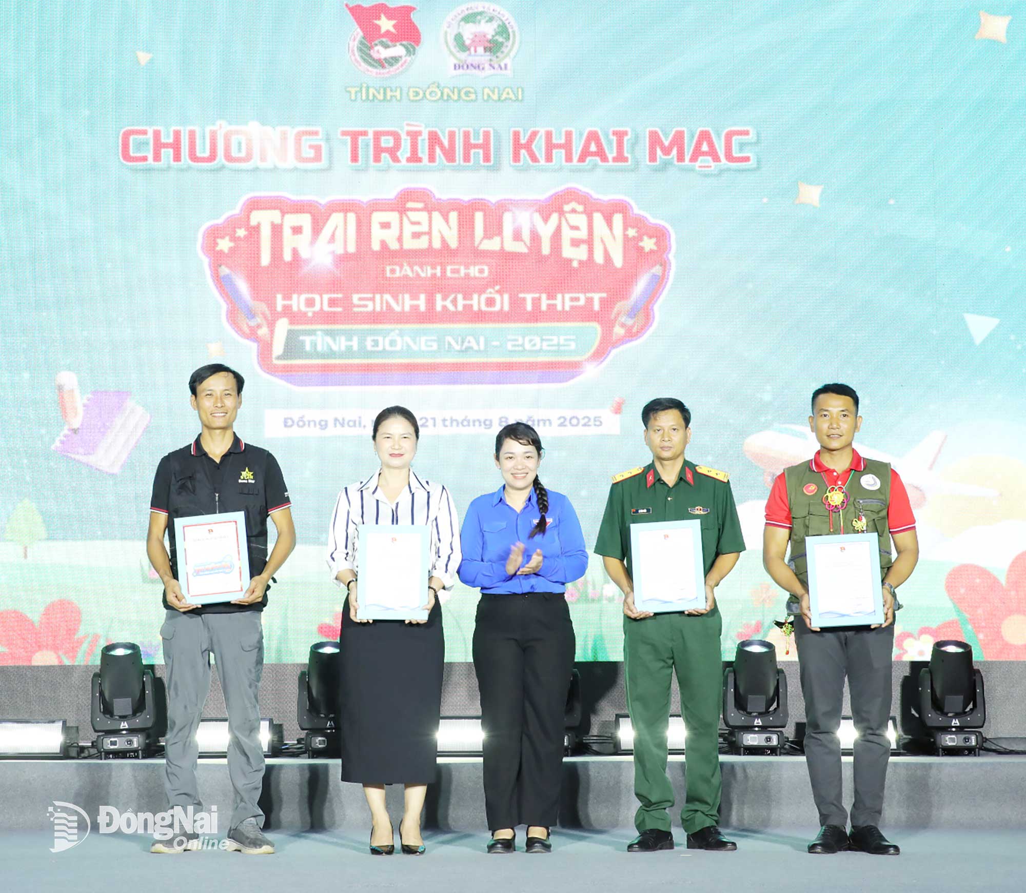 Ban Tổ chức trao thư cảm ơn các đơn vị đã đồng hành, hỗ trợ tổ chức Trại rèn luyện dành cho học sinh THPT năm 2025. Ảnh: Trương Hiện