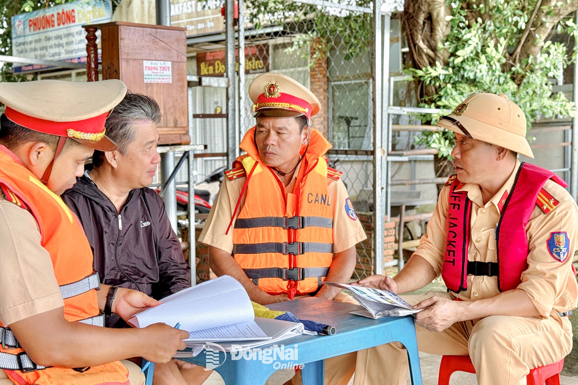 Traffic Police Department of Dong Nai Provincial Police inspecting waterway traffic safety at Xưa Ferry Terminal (Long Hung Ward, Dong Nai Province). Photo: Dang Tung