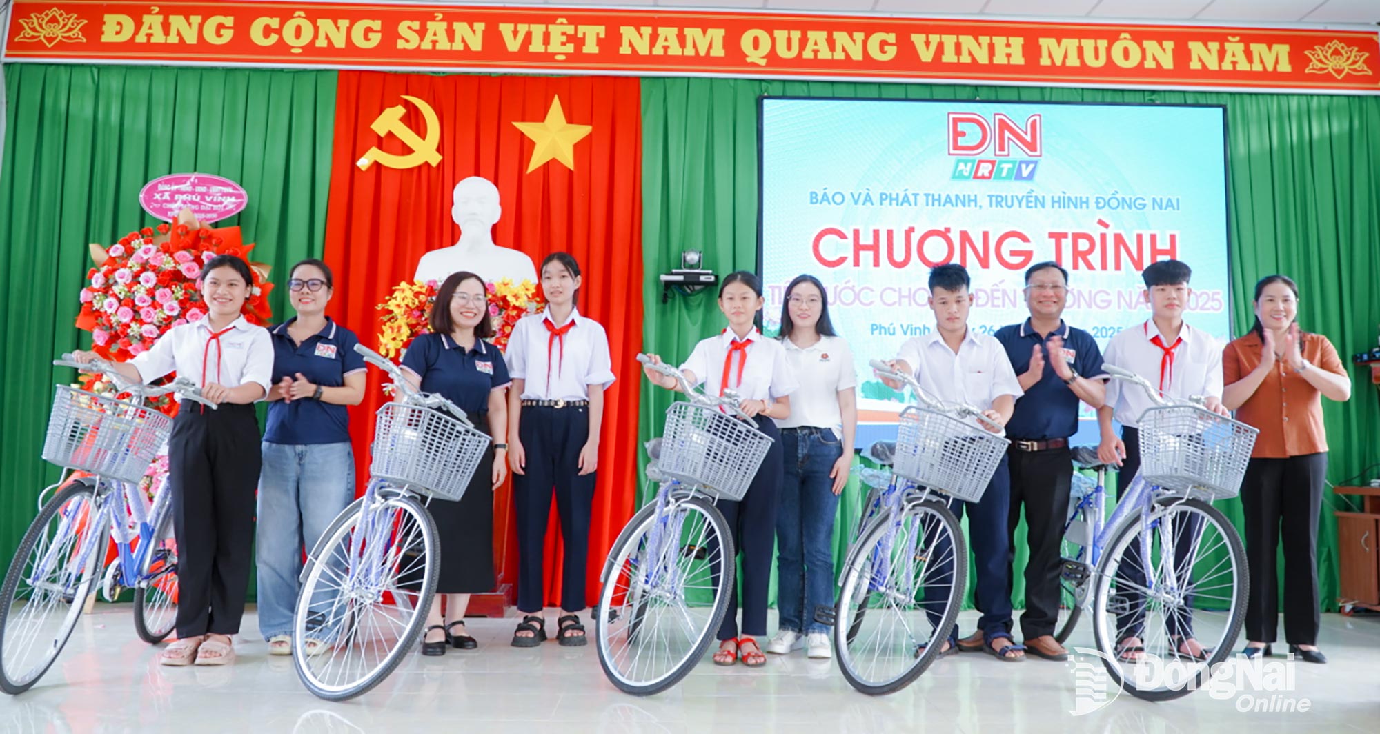 Lãnh đạo các phòng chuyên môn của Báo và Phát thanh, Truyền hình Đồng Nai, đại diện địa phương, mạnh thường quân tặng xe đạp cho các em học sinh xã Phú Vinh Ảnh: Thành Nhân