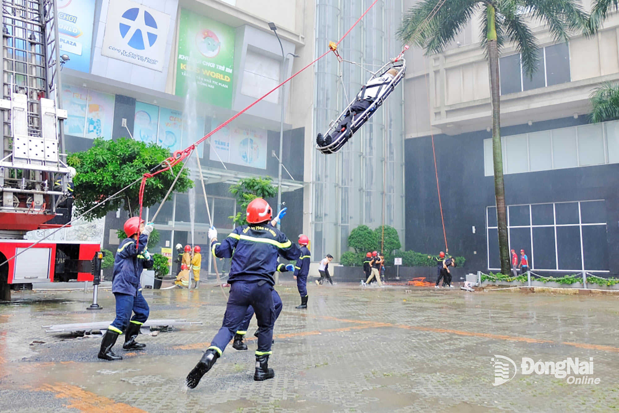 Firefighters deploy an “inclined rope bridge” to rescue injured victims from the upper floors. Photo: Dang Tung

