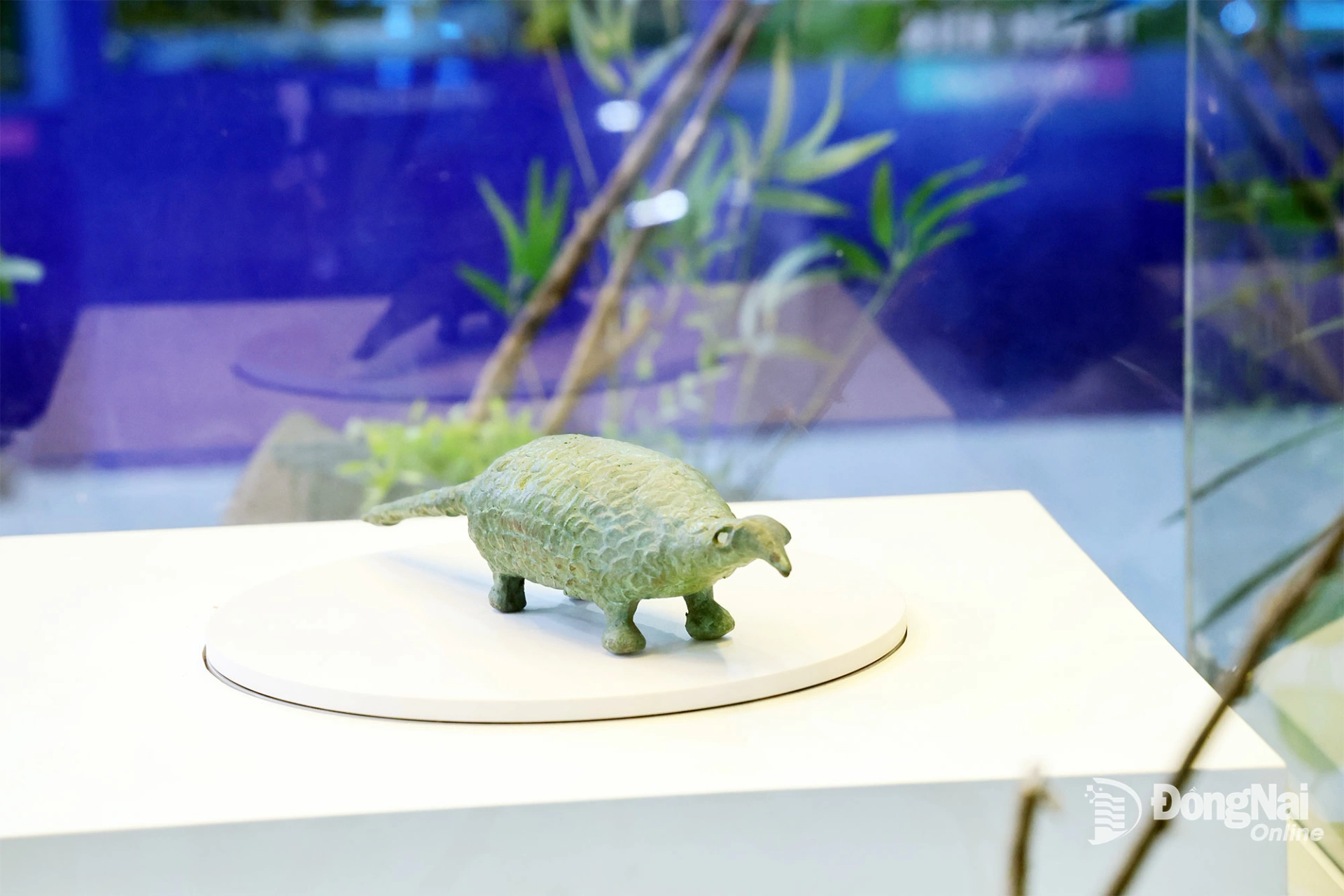 The bronze statue of Long Giao Pangolin, a national treasure of Dong Nai, is on display at the exhibition. Photo: Cong Nghia