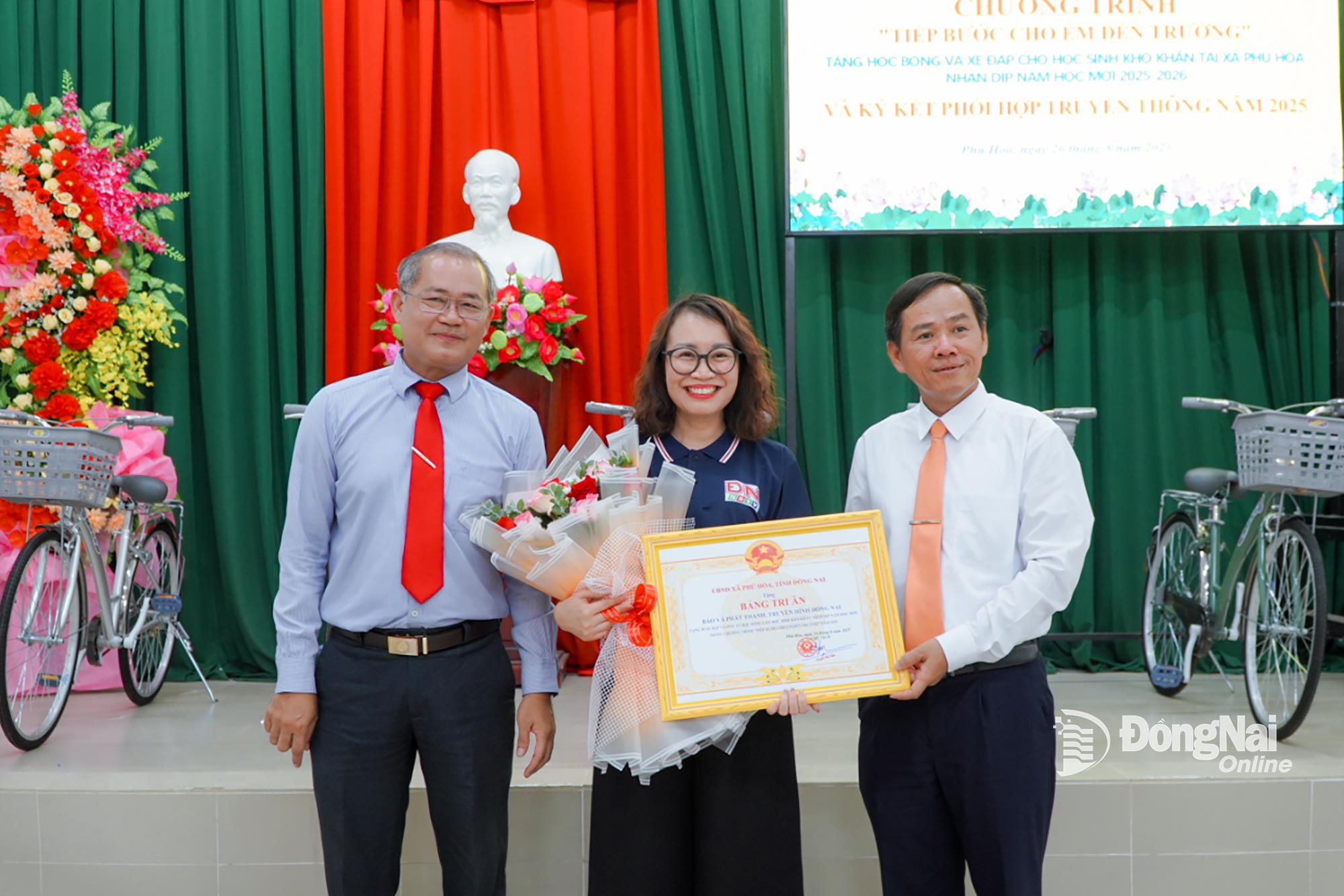 Lãnh đạo Đảng ủy, HĐND, UBND xã Phú Hòa trao bằng tri ân đến lãnh đạo Báo và Phát thanh, Truyền hình Đồng Nai. Ảnh: Thành Nhân
