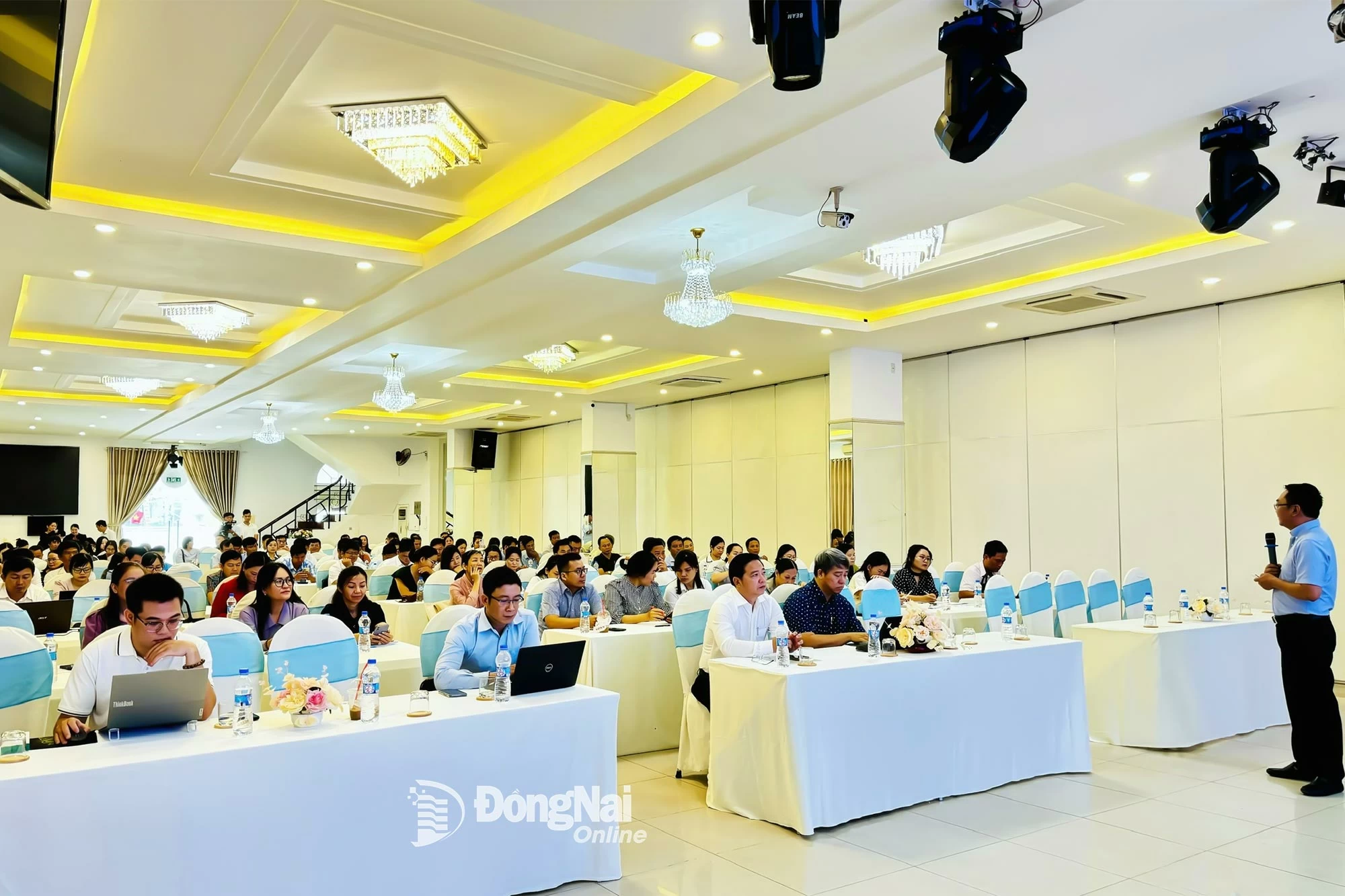 The management officials and officers in charge of OCOP program at the provincial and communal levels participate in the training session Photo: Binh Nguyen

