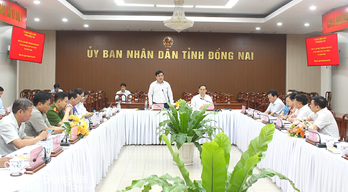Tỉnh ủy viên, Phó Chủ tịch UBND tỉnh Đồng Nai Hồ Văn Hà trao đổi một số vấn đề liên quan đến tình hình thực thi pháp luật trên địa bàn tỉnh. Ảnh: Tố Tâm
