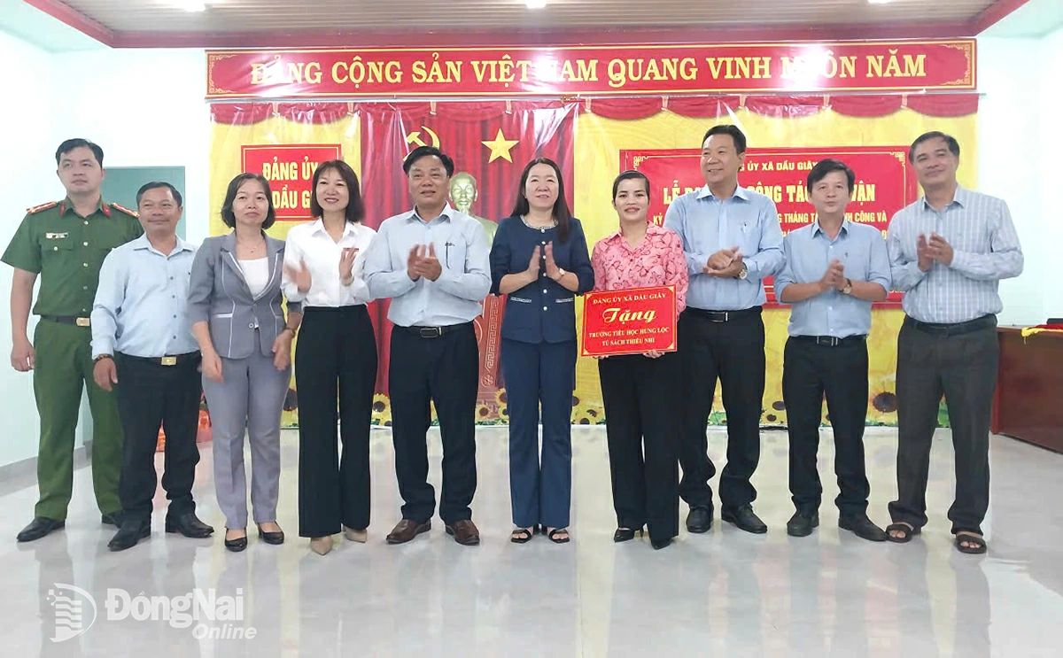 Lãnh đạo xã Dầu Giây trao bảng tượng trưng tặng tủ sách thiếu nhi cho điểm
trường Tiểu học Hưng Lộc