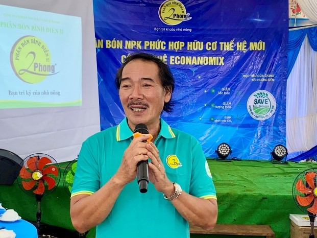Ông Lê Quốc Phong, Chủ tịch Hội đồng quản trị, Tổng Giám đốc Phân bón 2Phong, chia sẻ công nghệ mới Econanomic, giới thiệu và hướng dẫn nông dân sử dụng phân bón tiết kiệm, hiệu quả. Ảnh: Thổ Tín