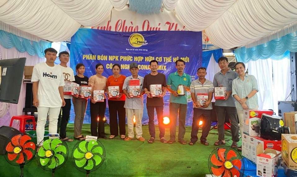 Phân bón 2Phong trao tặng 30 phần quà tri ân khách hàng, nông dân tiêu biểu đã tin dùng và lan tỏa sản phẩm Phân bón 2Phong. Ảnh: Thổ Tín