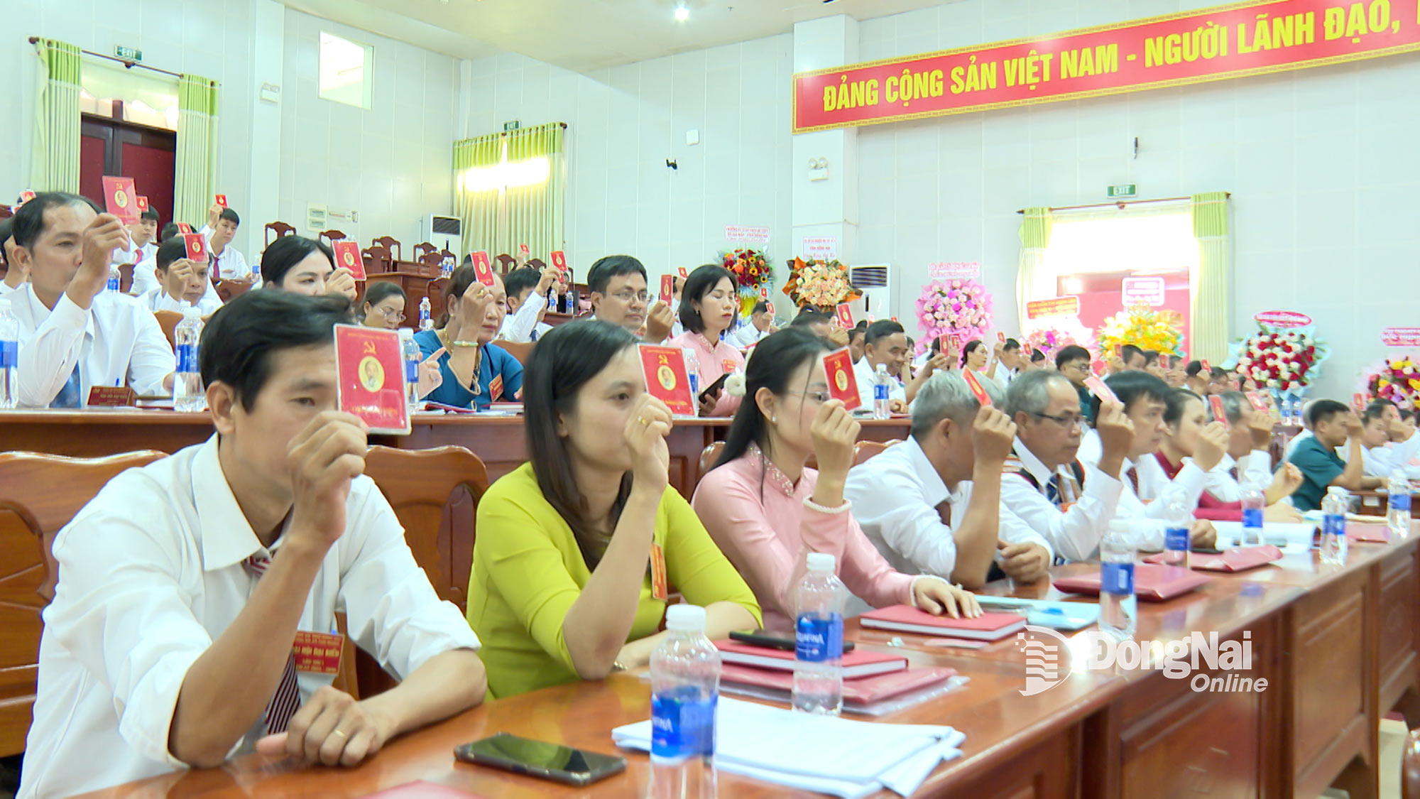 The delegates vote to adopt the congress resolution. Photo: Ngoc Thao