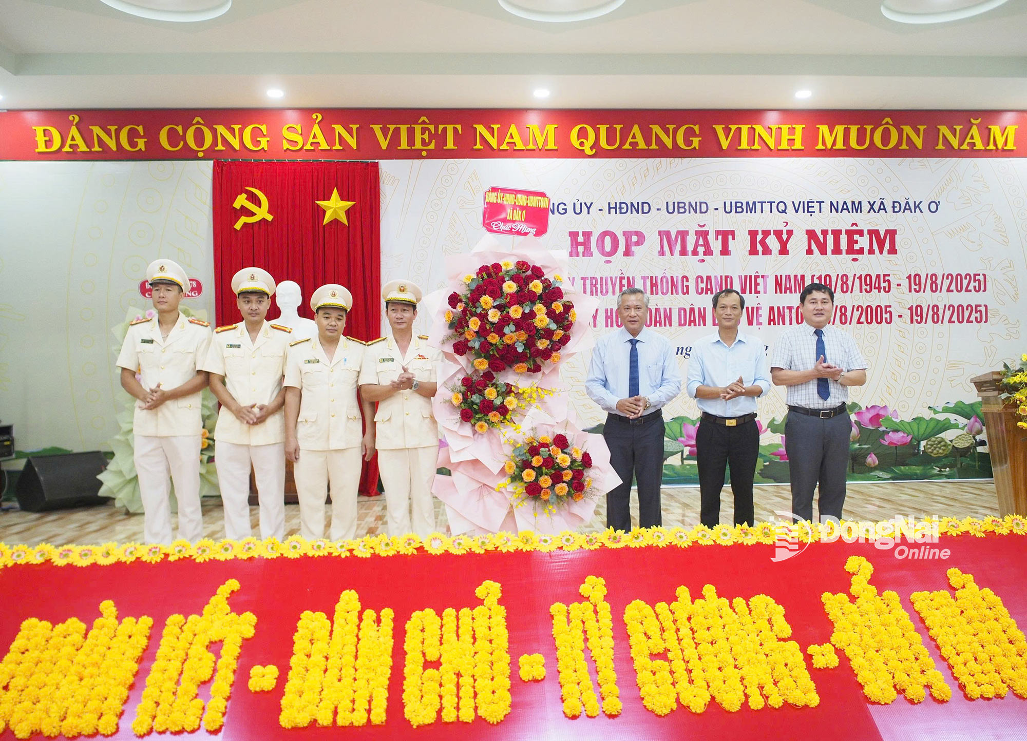 Đảng ủy - HĐND - UBND - Ủy ban MTTQ Việt Nam xã Đăk Ơ tặng lẵng hoa chúc mừng lực lượng Công an xã. Ảnh: Văn Đoàn
