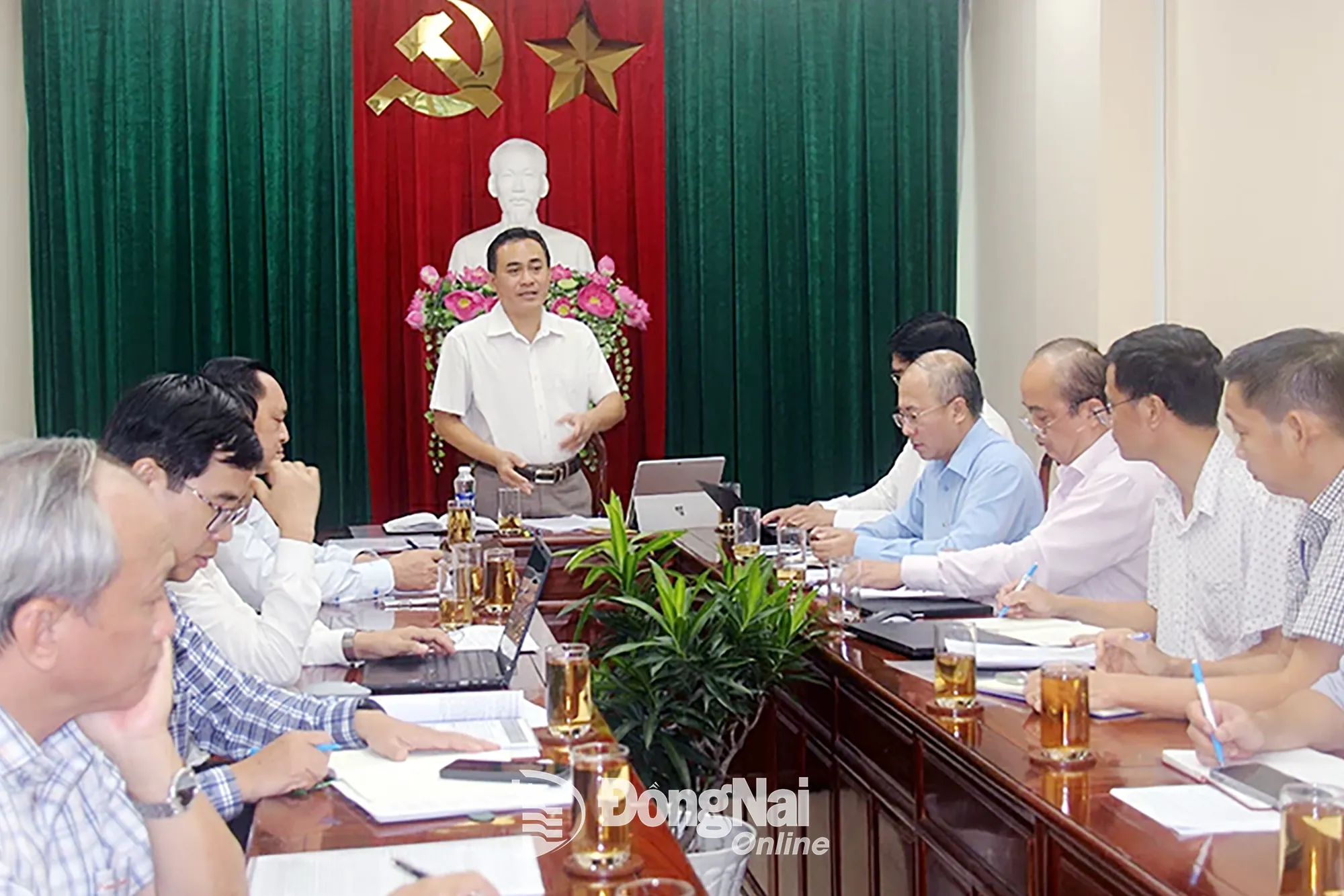 Le Truong Son, Member of the Provincial Party Standing Committee, Vice Chairman of Dong Nai Provincial Peoples Committee, delivered a concluding speech at the meeting. Photo: Hai Quan