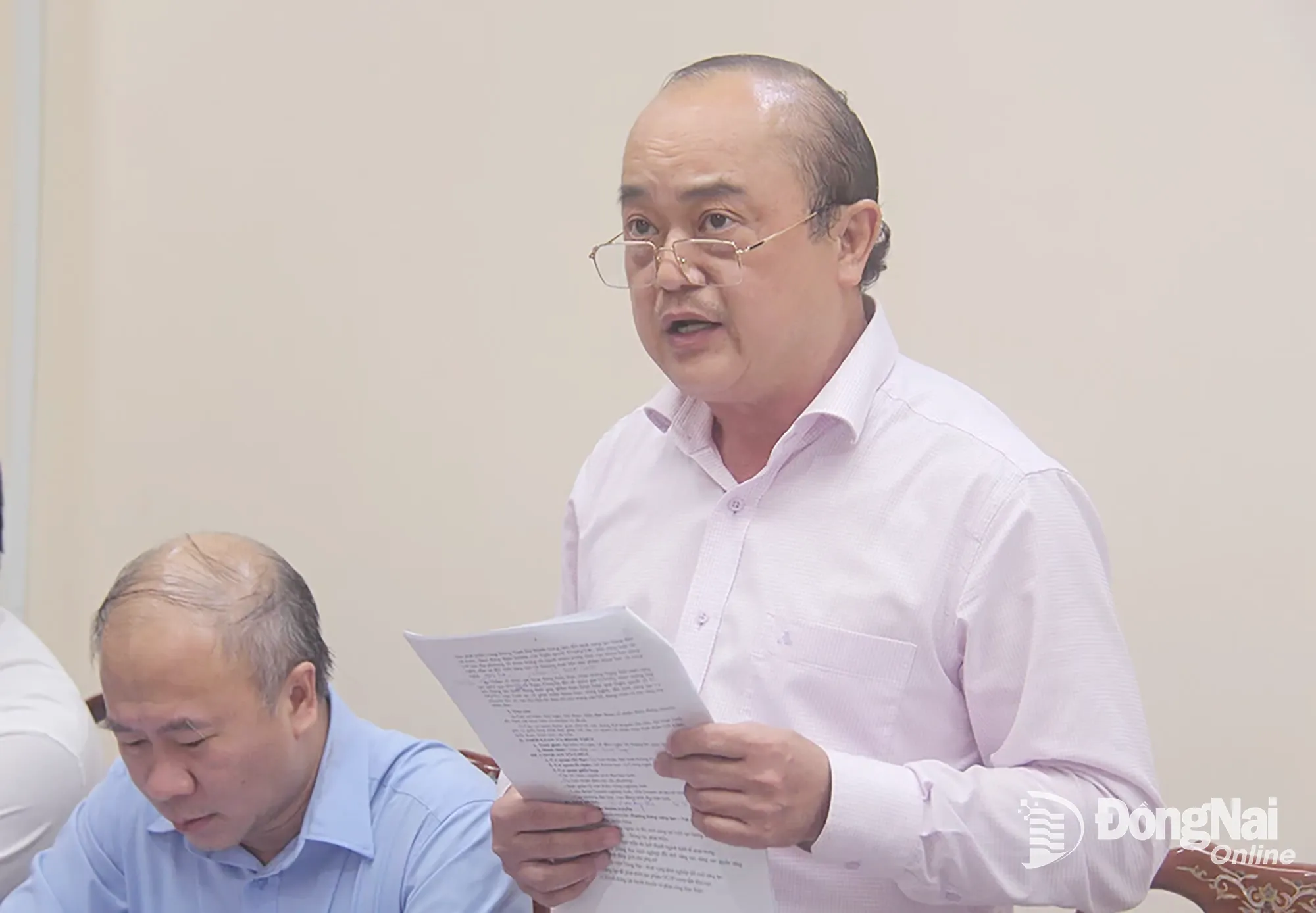 Phó Giám đốc Sở Khoa học và Công nghệ Võ Hoàng Khai trình bày dự thảo kế hoạch tổ chức Ngày hội Khoa học, công nghệ, đổi mới sáng tạo và chuyển đổi số tỉnh Đồng Nai năm 2025. Ảnh: Hải Quân