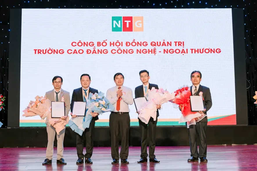 Trường cao đẳng Công nghệ - Ngoại thương luôn đặt sinh viên làm trung tâm, chú trọng chất lượng đào tạo.