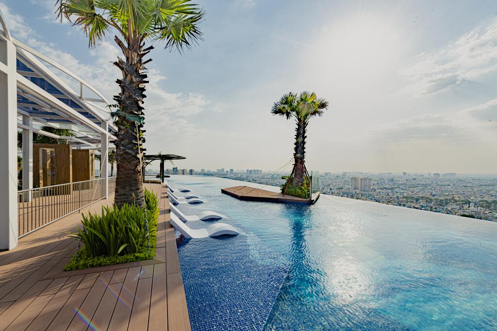 Khách sạn có hồ bơi siêu rộng.