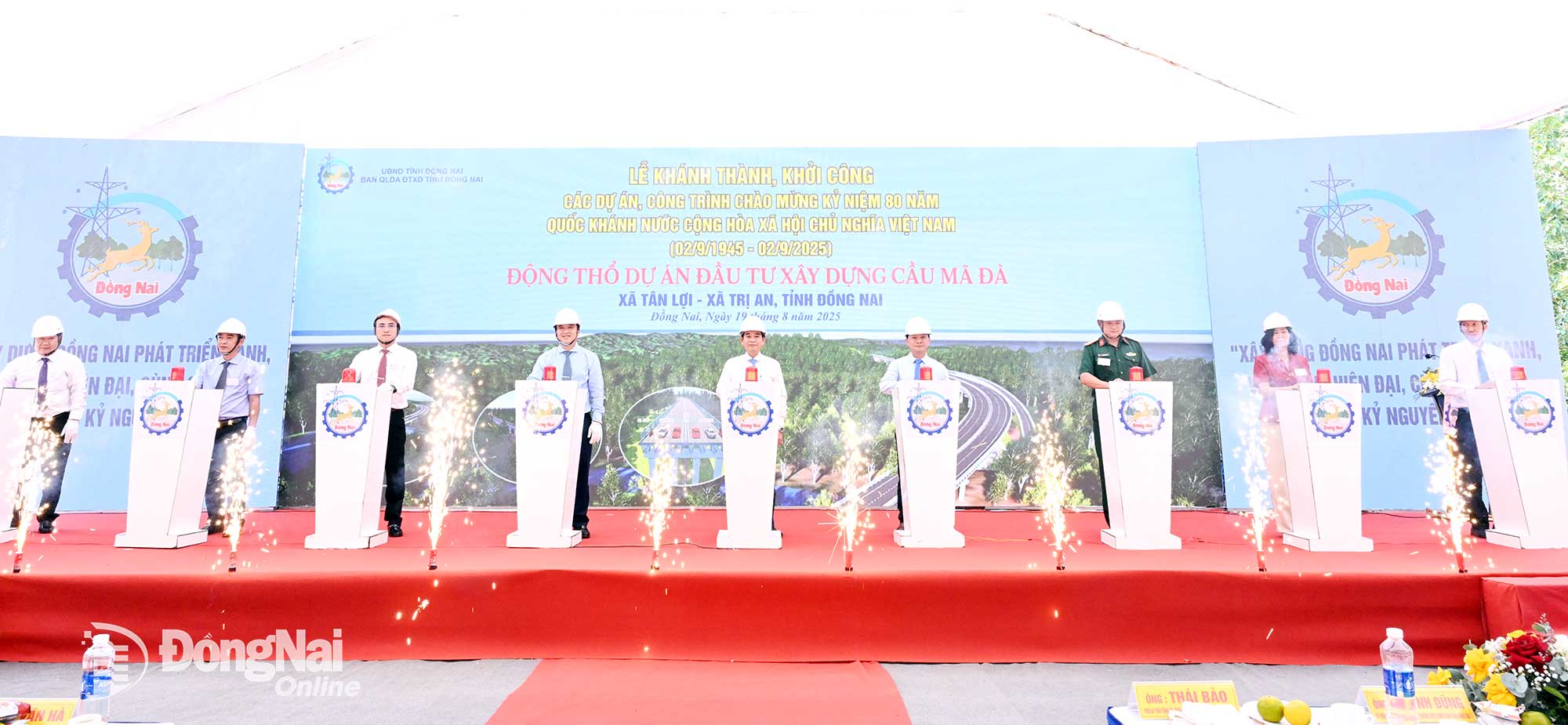 Leaders of Dong Nai Province, representatives of the construction unit, and the investor press the button to commence the groundbreaking ceremony for the Ma Da Bridge Construction Investment Project. Photo: Trung Quang
