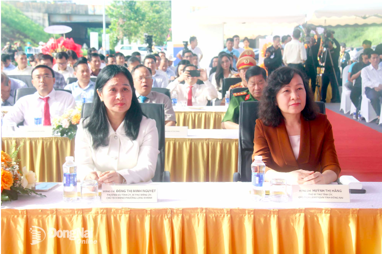 Comrade Huynh Thi Hang, Deputy Secretary of the Provincial Party Committee, Chairwoman of the Vietnam Fatherland Front Committee of Dong Nai Province, and Dang Minh Nguyet, Member of the Provincial Party Standing Committee, Secretary of the Party Committee and Chairwoman of the People’s Council of Long Khanh Ward, attend the ceremony. Photo: Hai Quan