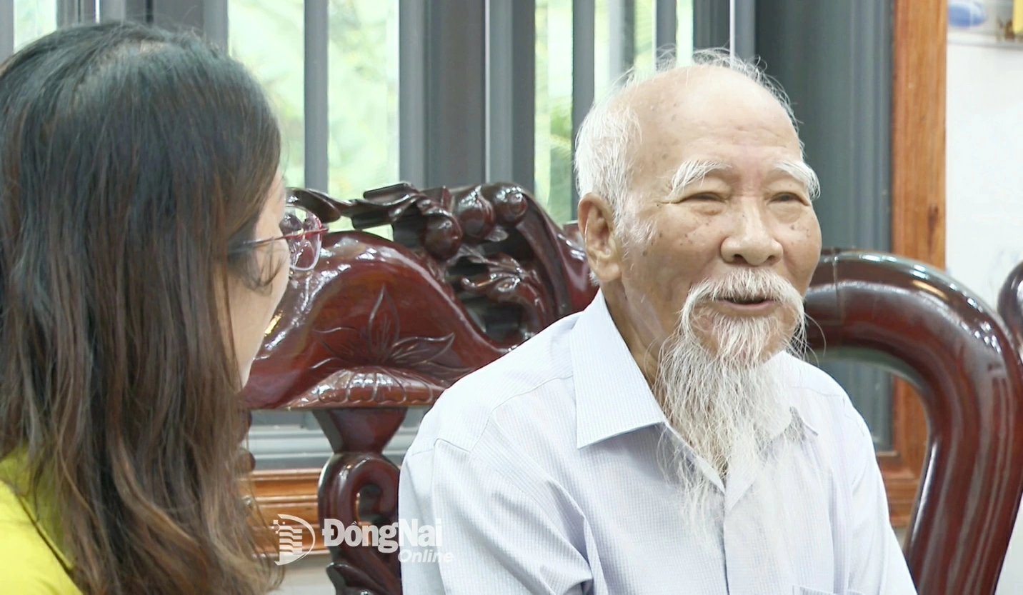 Veteran Party member Huynh The Thien (Thien Hunng Commune, Dong Nai Province) recalls the jubilant August 1945 days. Photo: Viet Bang