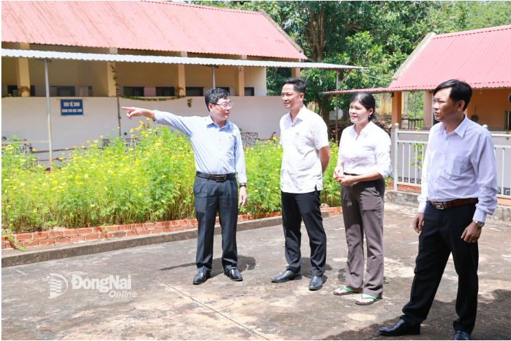 A working delegation of the Dong Nai Department of Education and Training inspect the facilities of 36 schools in eight border communes in preparation for the new school year and the plan on school renovation and upgrade. Photo: Cong Nghia