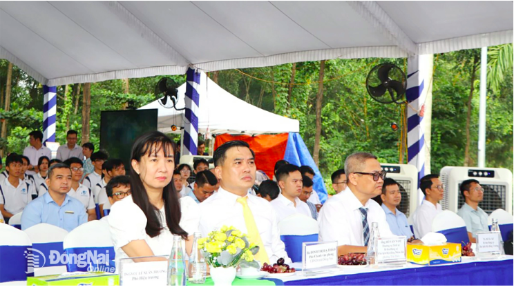 Ho Van Nam, Member of the Standing Committee of the Provincial Party Committee, Party Secretary and Chairman of the People’s Council of Tran Bien Ward, together with delegates at the groundbreaking ceremony. Photo: Ngoc Lien