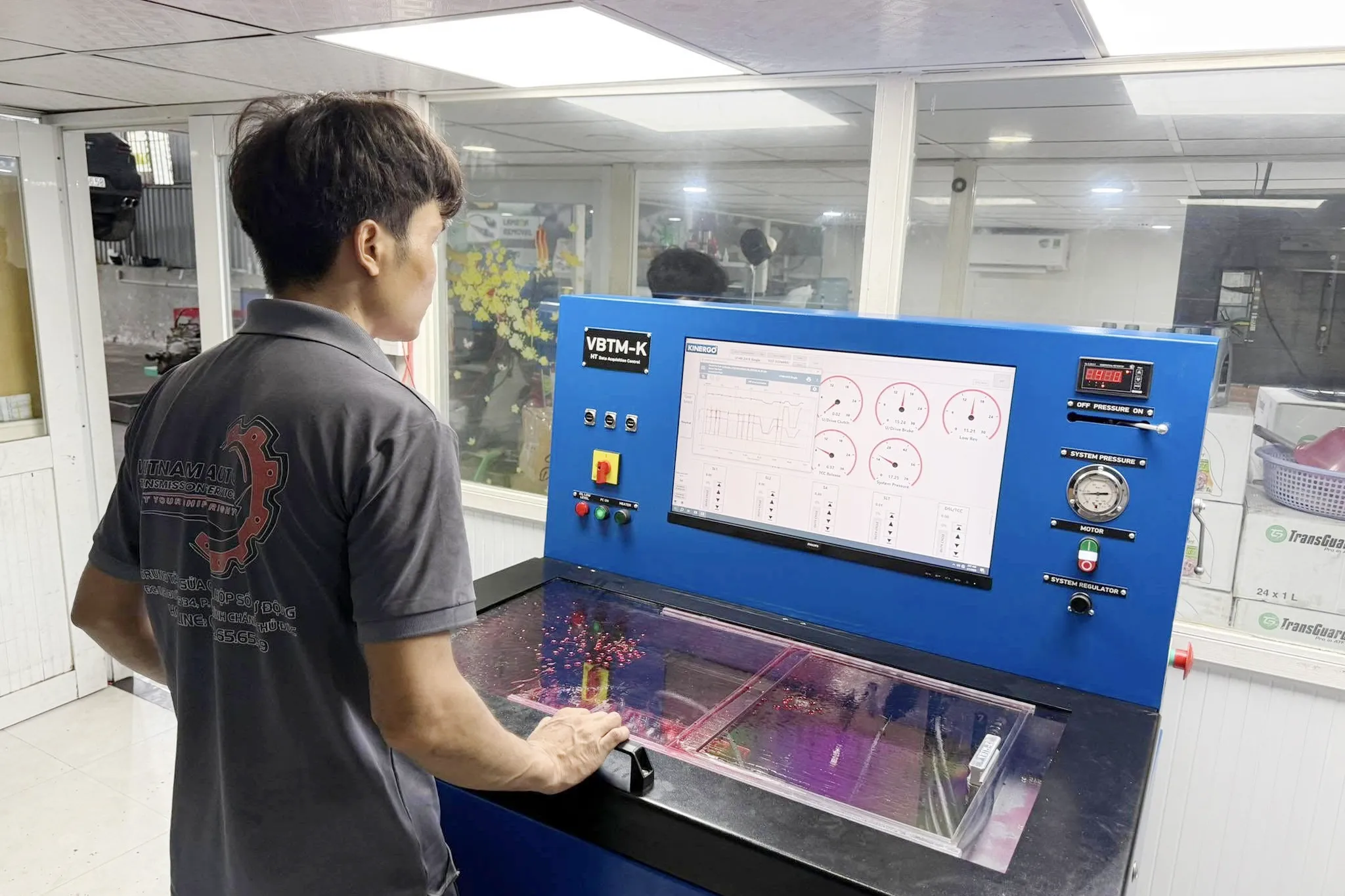 Kỹ thuật viên đang kiểm tra lỗi không chuyển số của bộ van U241 cho khách ở tỉnh.