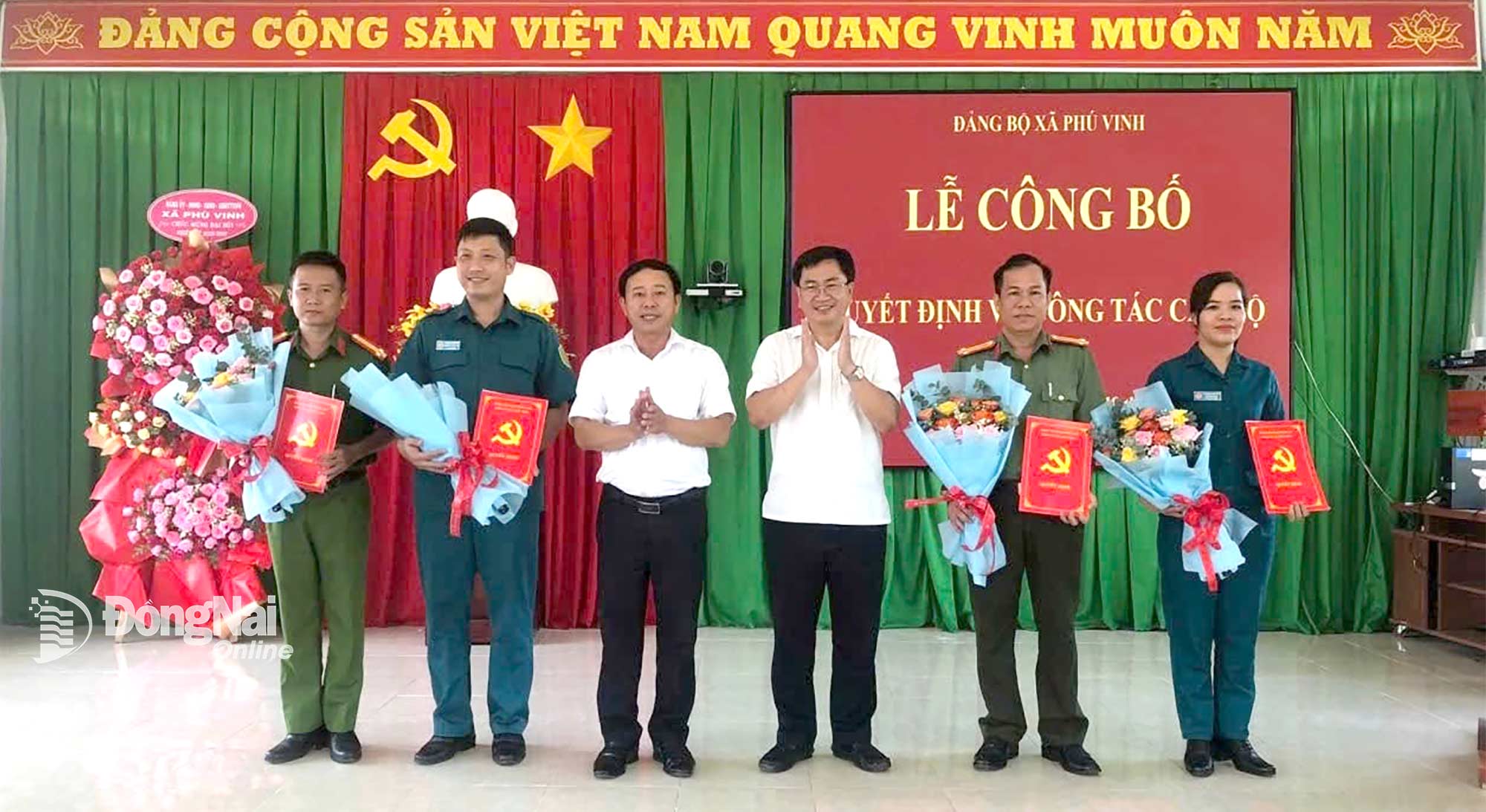 Dao Van Tuan, Secretary of the Party Committee and Chairman of the People’s Council of Phu Vinh Commune (third from right), joins local leaders in congratulating four comrades appointed by the Standing Committee of the Provincial Party Committee to the Executive Committee of the Phu Vinh Commune Party Committee for the 2025–2030 tenure. Photo: Provided by the unit