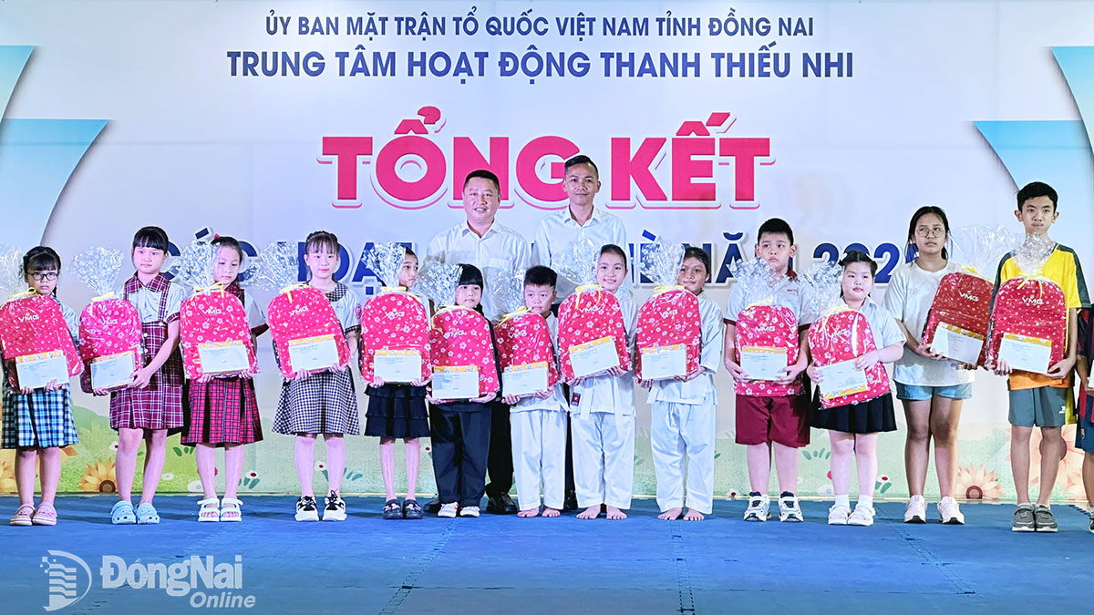 Outstanding students receive certificates and awards from the center and its partner units. Photo: Hong Phuong